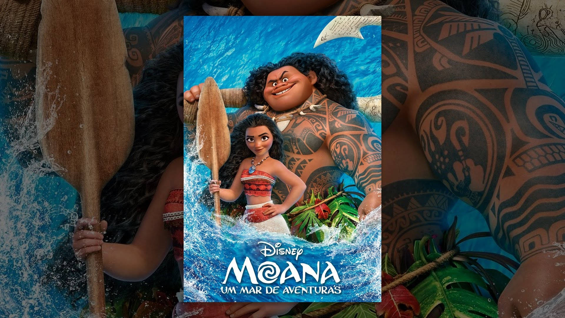 Maui 桌布 壁紙 — Moana 和 Maui 划著槳穿過充滿活力的藍色海浪，伴隨著熱帶植物和一條飛魚，呈現出動態的迪士尼動畫場景。