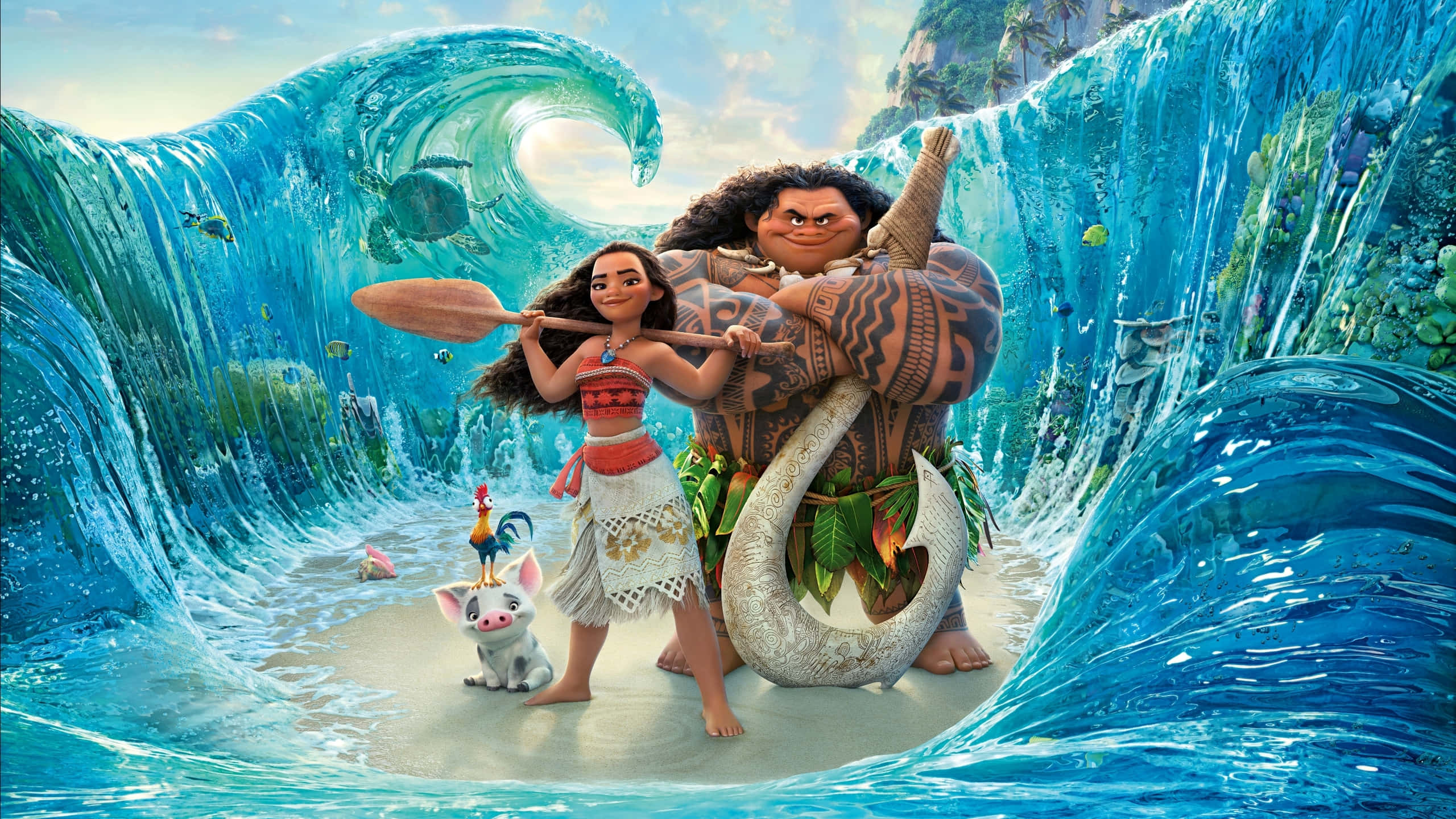 迪士尼 桌布 壁紙 — Moana 和 Maui 勝利地站在沙灘上，四周環繞著巨大的藍綠色海浪，下方可見魚類和珊瑚。