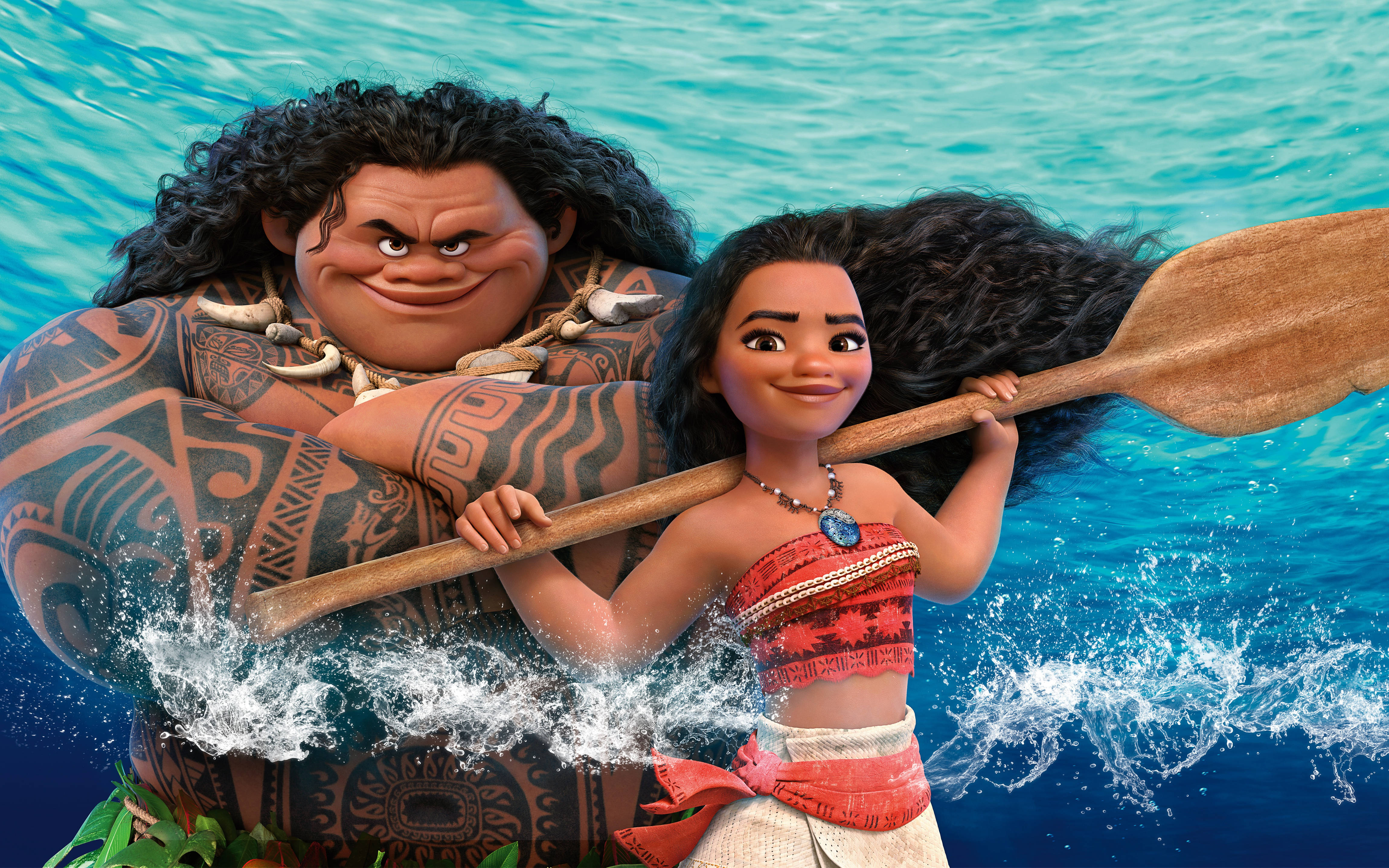Maui 桌布 壁紙 — Moana 和 Maui 在充滿活力的動畫場景中一起划槳穿過湛藍的海浪。