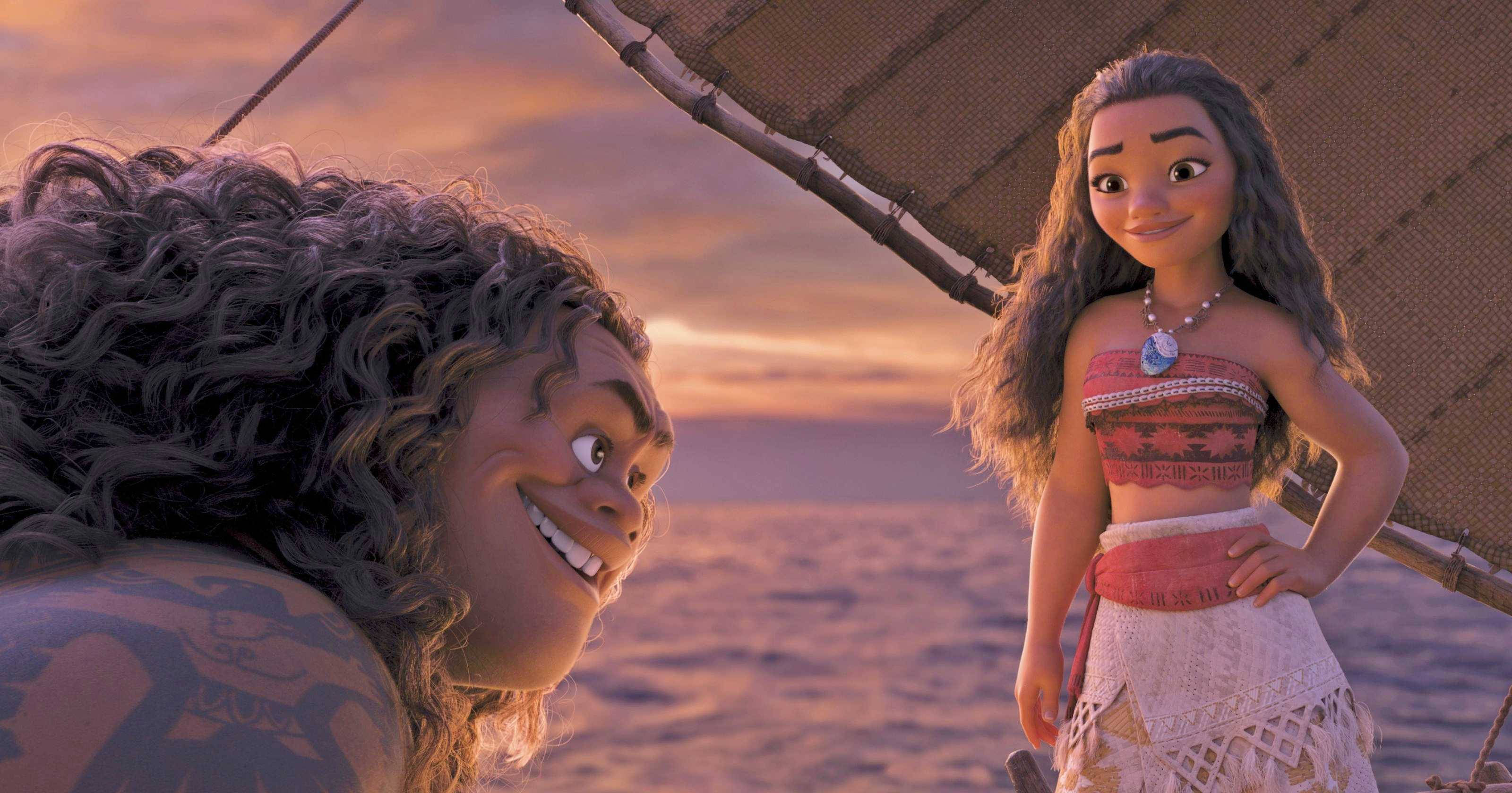Moana 桌布 壁紙 — Moana 和 Maui 在日落時分於帆船上分享歡樂時刻，天空呈現溫暖的橙色和粉紅色。