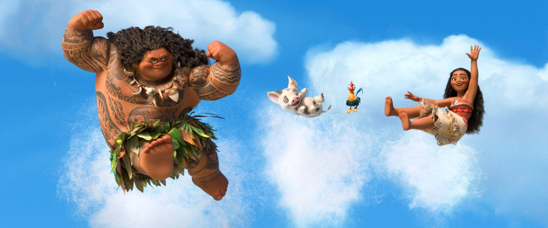 Maui 桌布 壁紙 — Moana 和 Maui 在明亮的藍天中翱翔，伴隨著 fluffy 的白雲，Pua 和 Hei Hei 在他們旁邊飛翔。