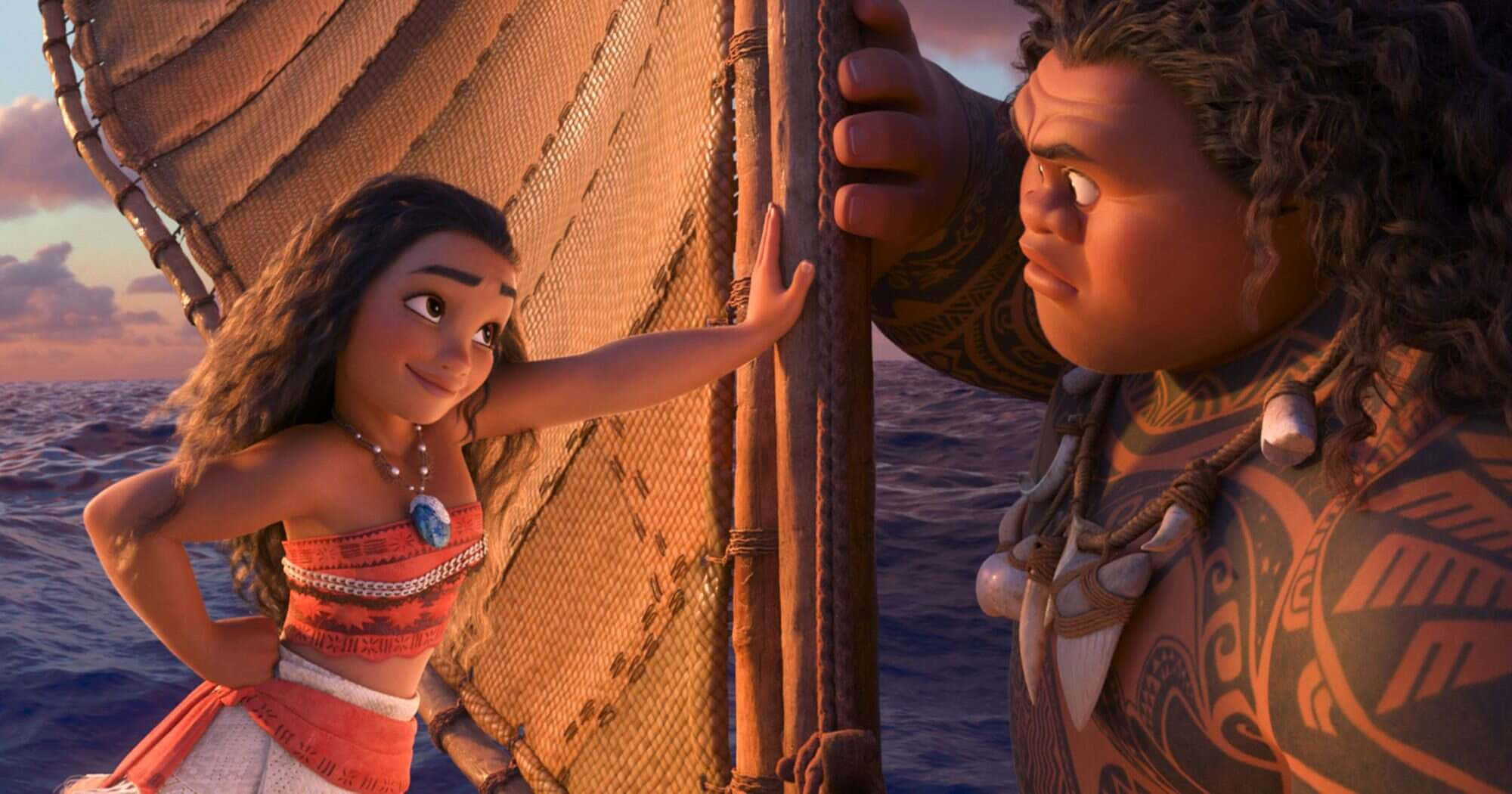 海洋奇緣 桌布 壁紙 — Moana 和 Maui 站在帆船上，夕陽西下，溫暖的橙色光線反射在海浪上。