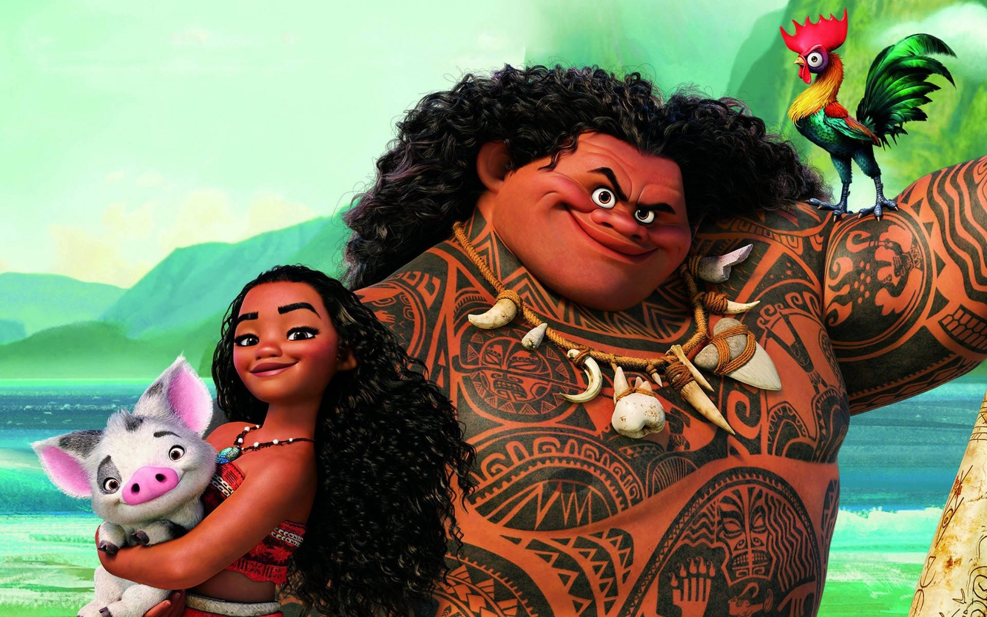 Maui 桌布 壁紙 — Moana 和 Maui 與 Pua 和 Hei Hei 一起站在充滿活力的熱帶環境中，周圍有茂密的綠色山脈和碧綠的海水。