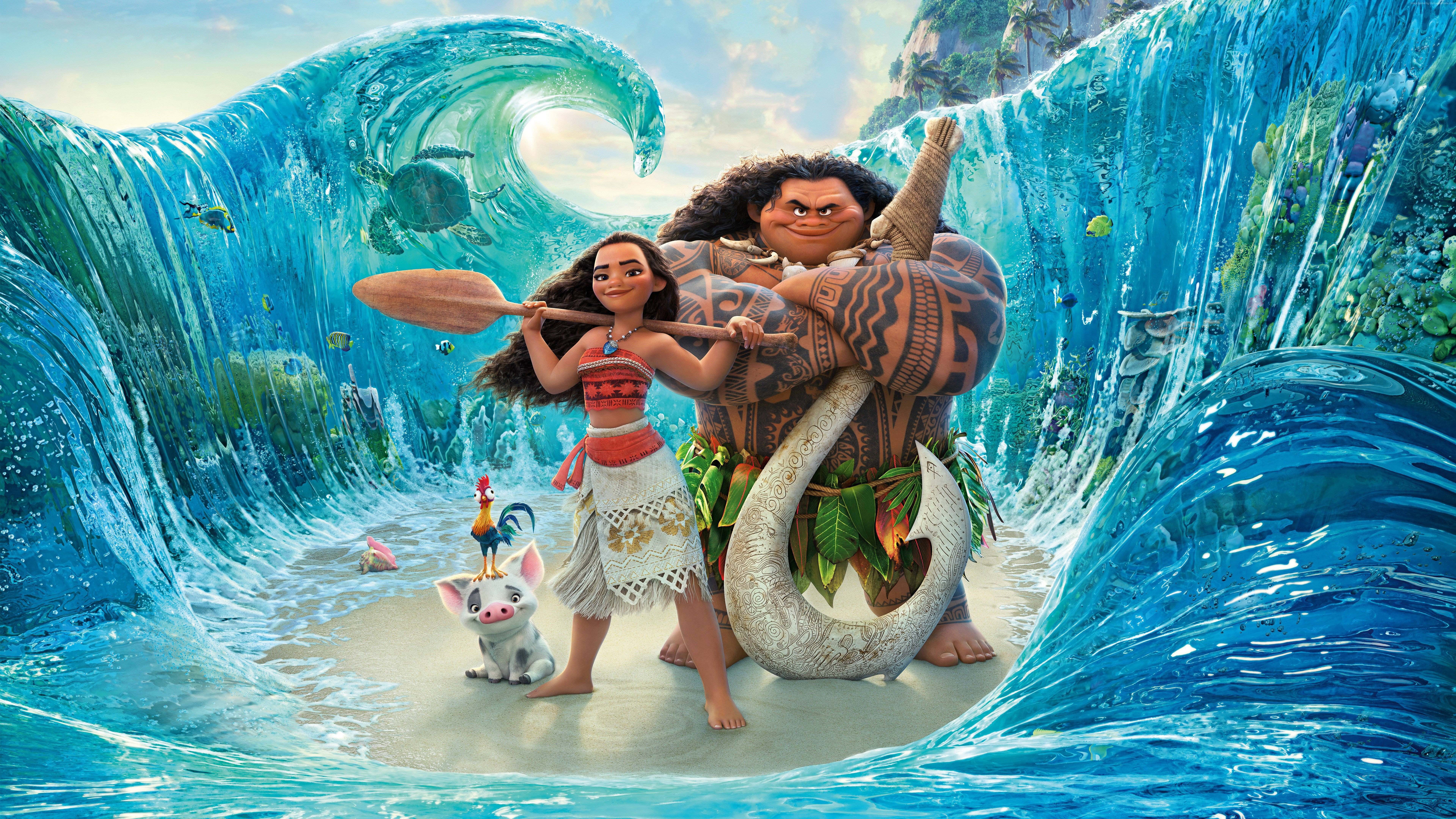 桌布 壁紙 — Moana 和 Maui 英雄式地站在巨大的藍綠色波浪中，與他們的同伴在沙灘上，周圍是海洋生物。