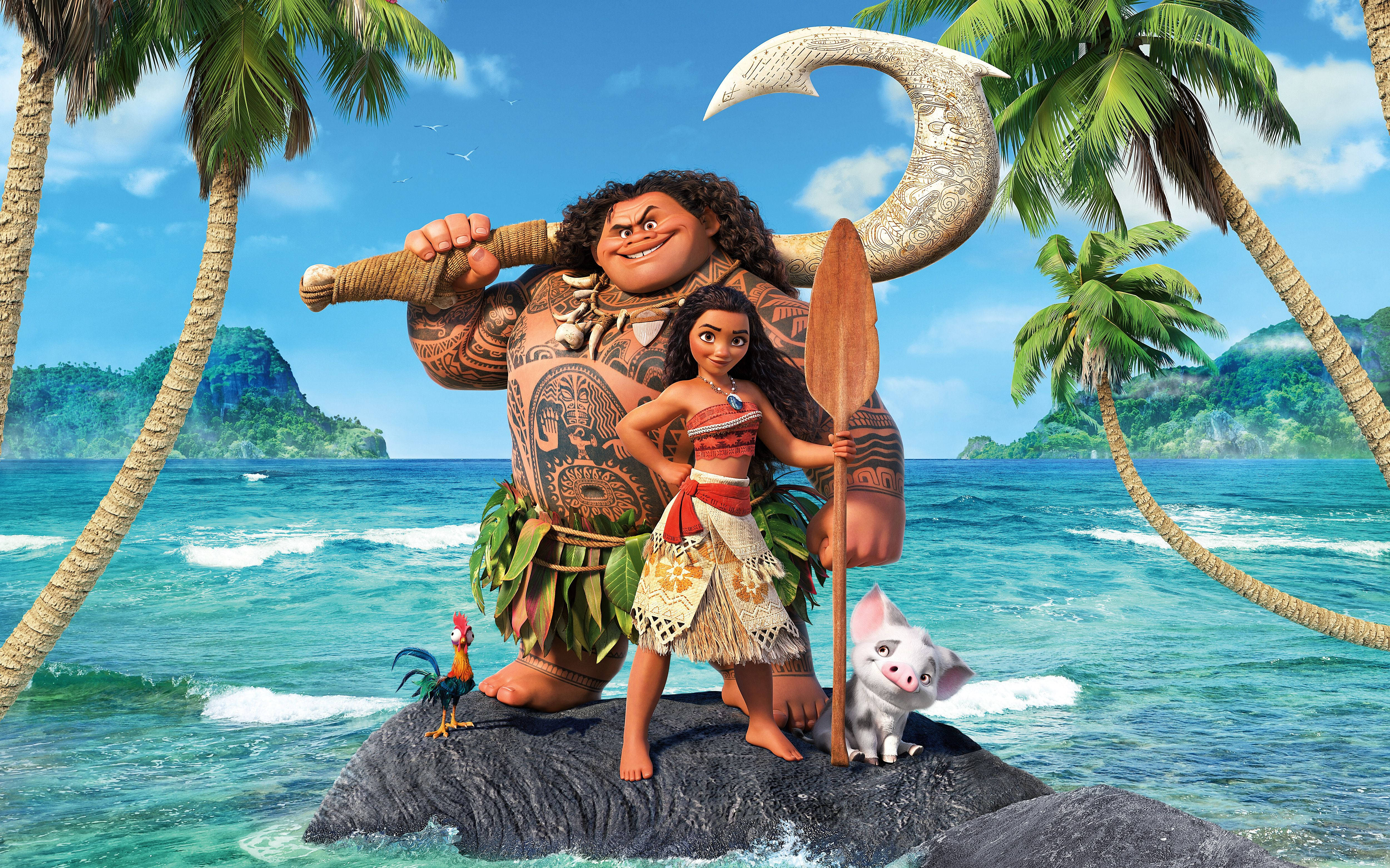 迪士尼 桌布 壁紙 — Moana 和 Maui 英雄般地站在岩石海岸上，身後有棕櫚樹和碧綠的海洋。