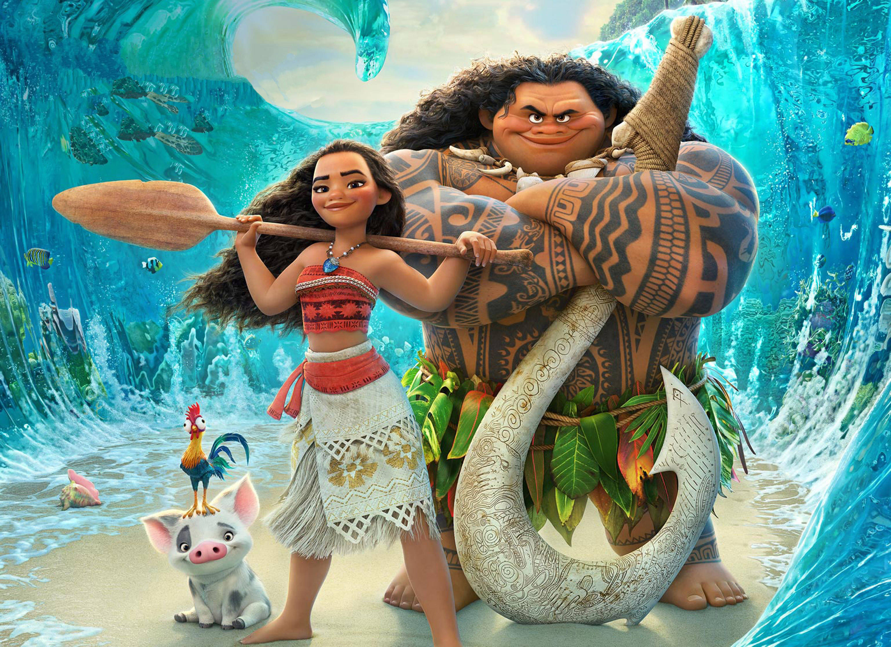 Maui 桌布 壁紙 — Moana 和 Maui 英雄般地站在沙灘上，身後巨浪衝擊，水中可見魚類和珊瑚。