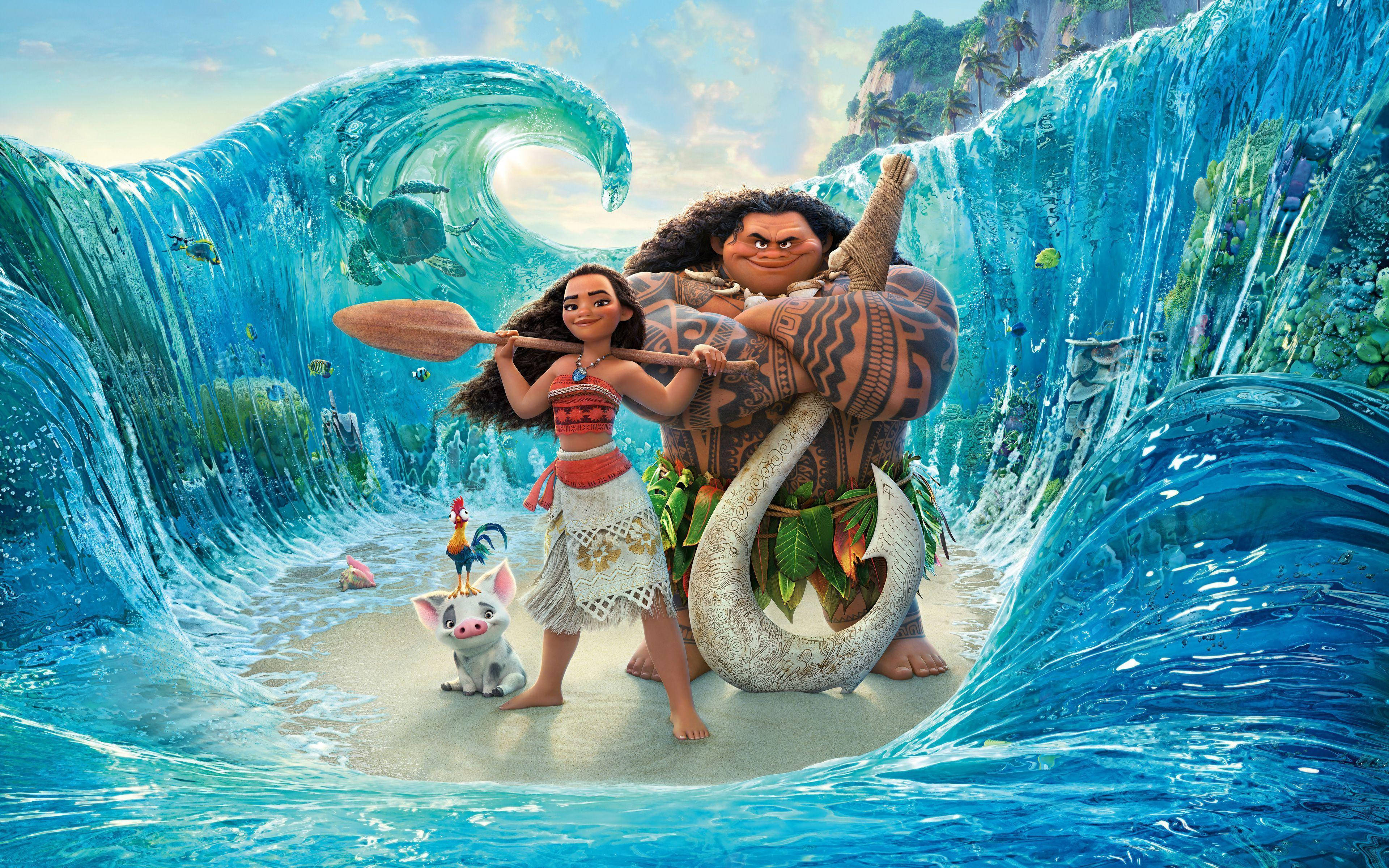 Moana 桌布 壁紙 — Moana 和 Maui 英雄般地站在沙灘上，被一個巨大的藍綠色波浪框住，裡面可以看到魚和珊瑚。