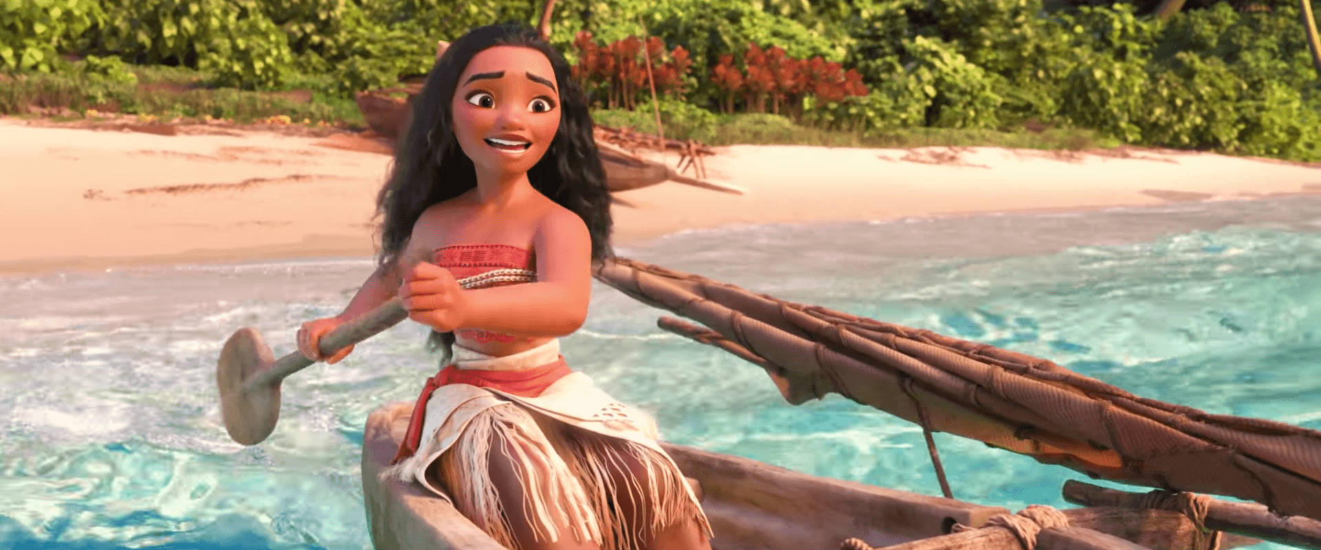 Moana 桌布 壁紙 — Moana 微笑著划著她的木製獨木舟，穿過靠近沙灘的碧綠海水，岸邊綠樹成蔭。