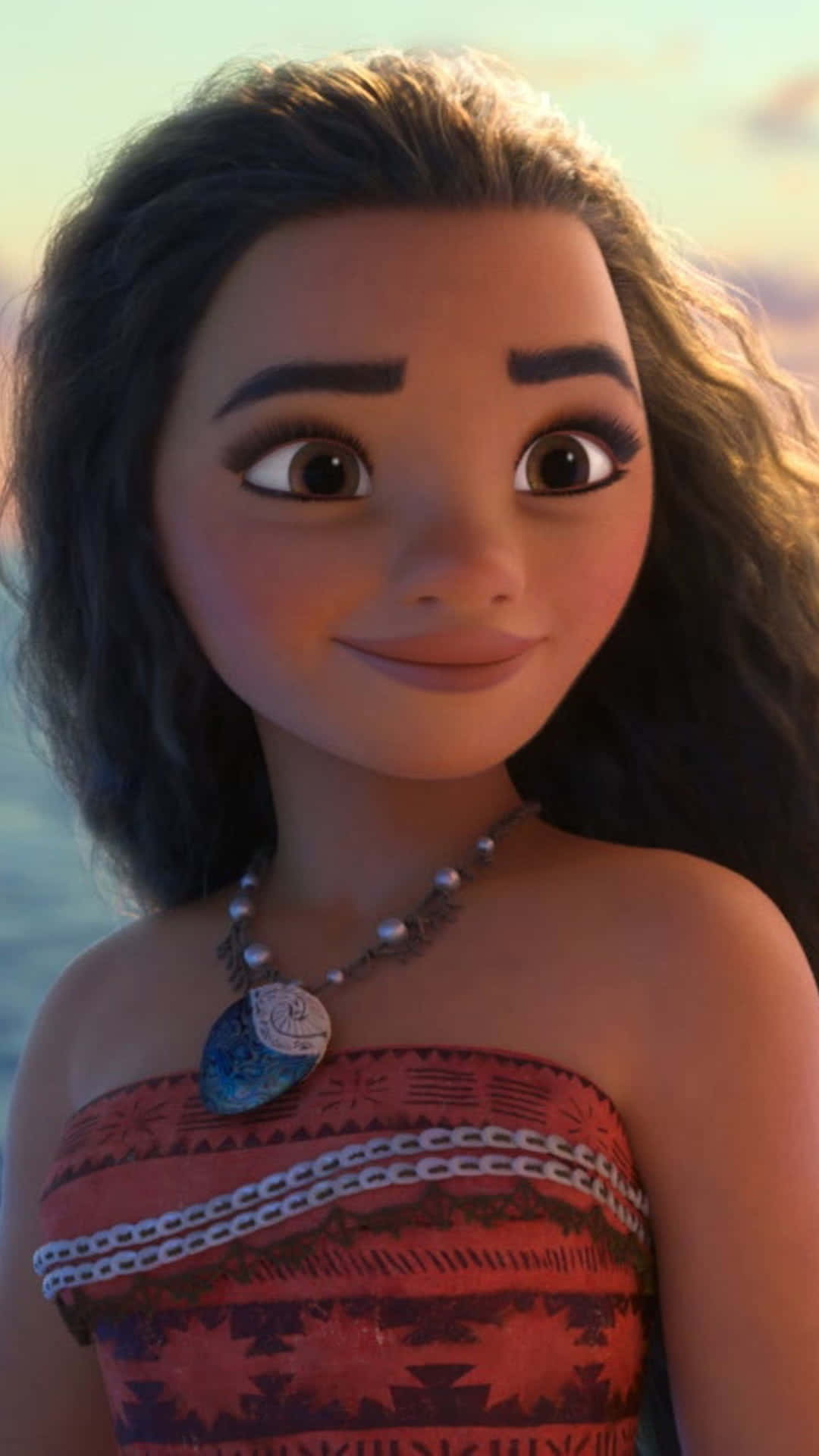 Moana 桌布 壁紙 — Moana 的特寫，在柔和的日落天空和身後的海洋波浪背景下溫暖微笑。