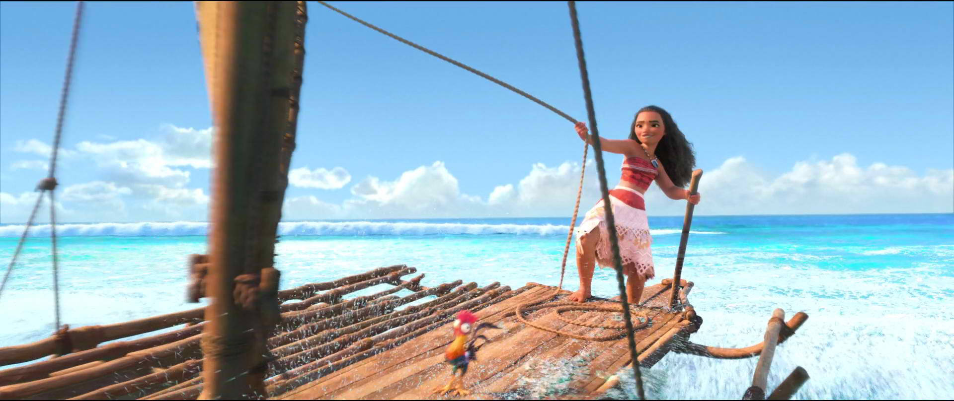 海洋奇緣 桌布 壁紙 — Moana 自信地站在木船上，在明亮的藍天下航行於碧綠色的海浪中。