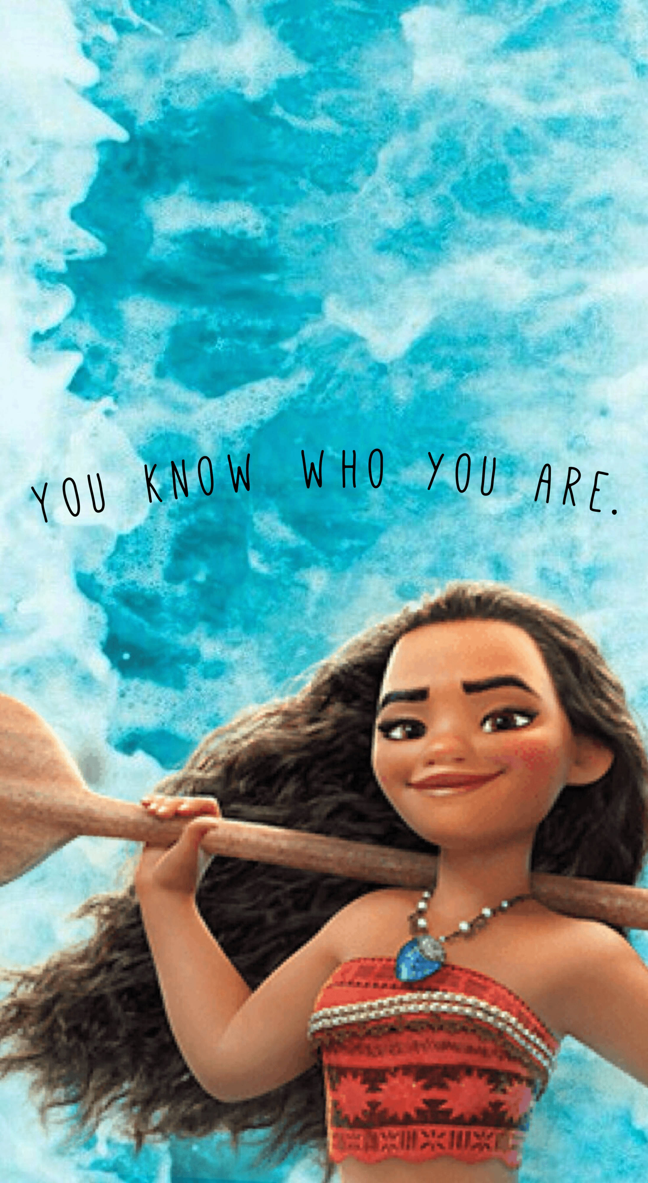 Moana 桌布 壁紙 — Moana自信地微笑，手持槳，背景是充滿活力的藍色水彩，並有文字「你知道你是誰」。