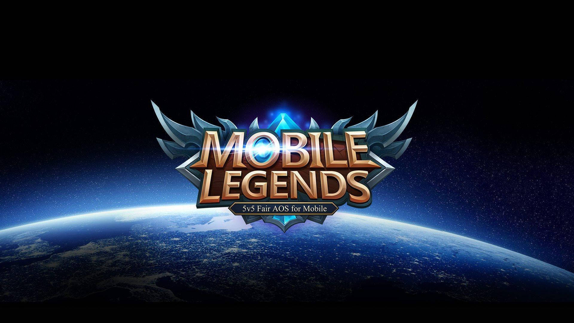 mobile legends logo 桌布 壁紙 — Mobile Legends 標誌在顯示地球彎曲地平線的星空太空背景下，以藍色和金色翅膀發光。