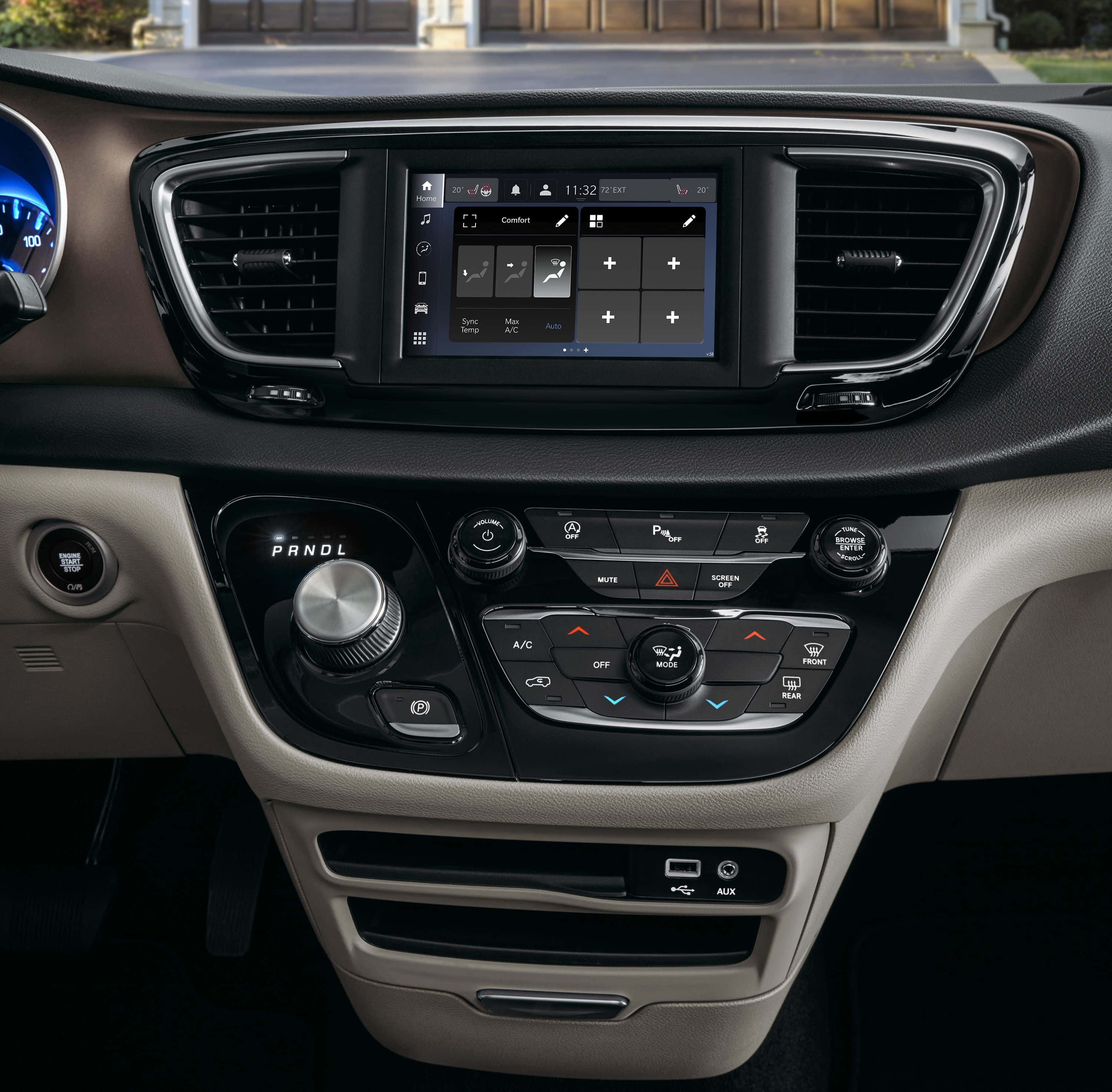 Chrysler Voyager 桌布 壁紙 — 現代汽車儀表板特寫，配備觸控螢幕顯示器和空調控制，米色和黑色內飾。