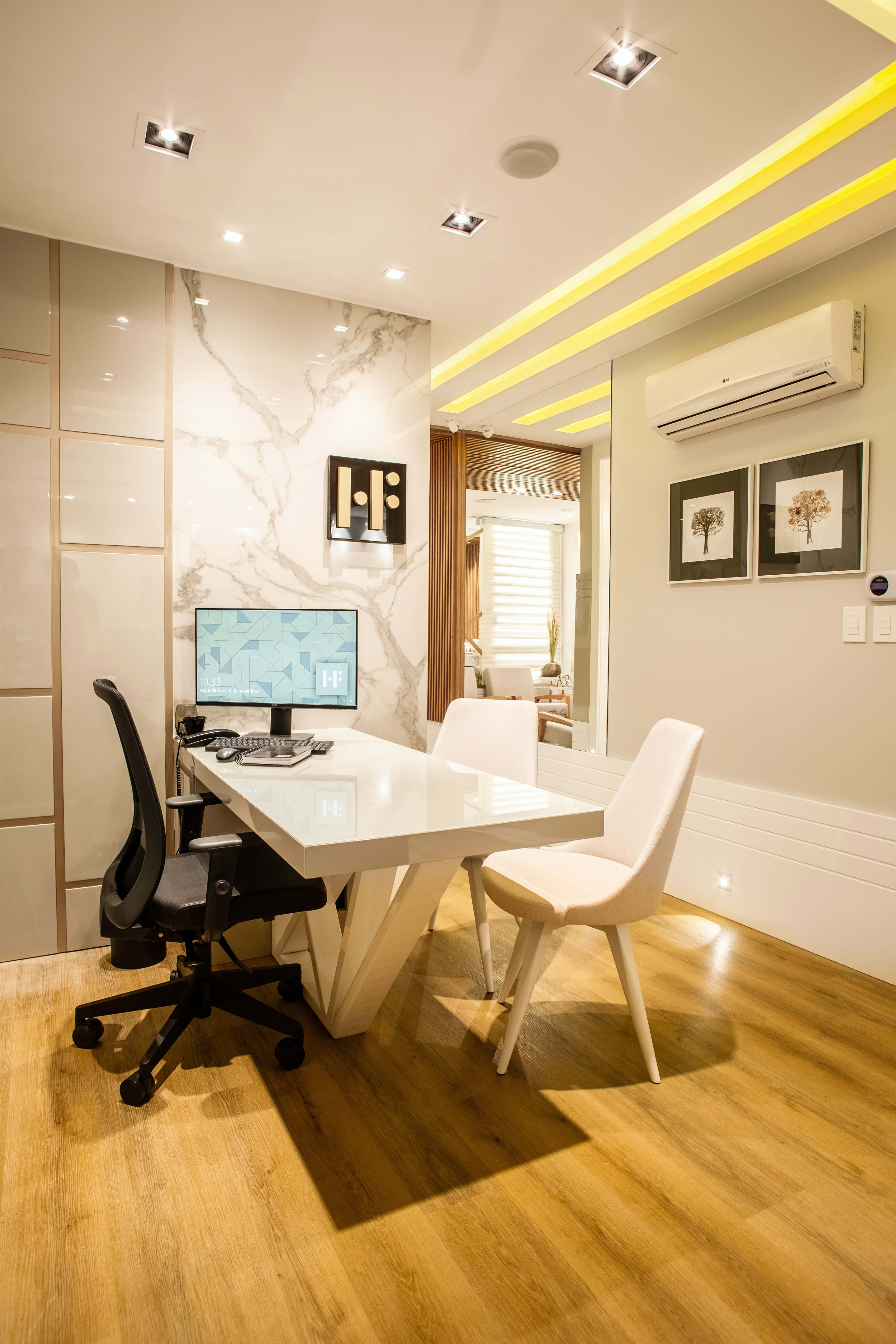 Office Decoration 桌布 壁紙 — 現代居家辦公室，配有白色書桌、黑色椅子及溫暖木地板，採用嵌入式照明。