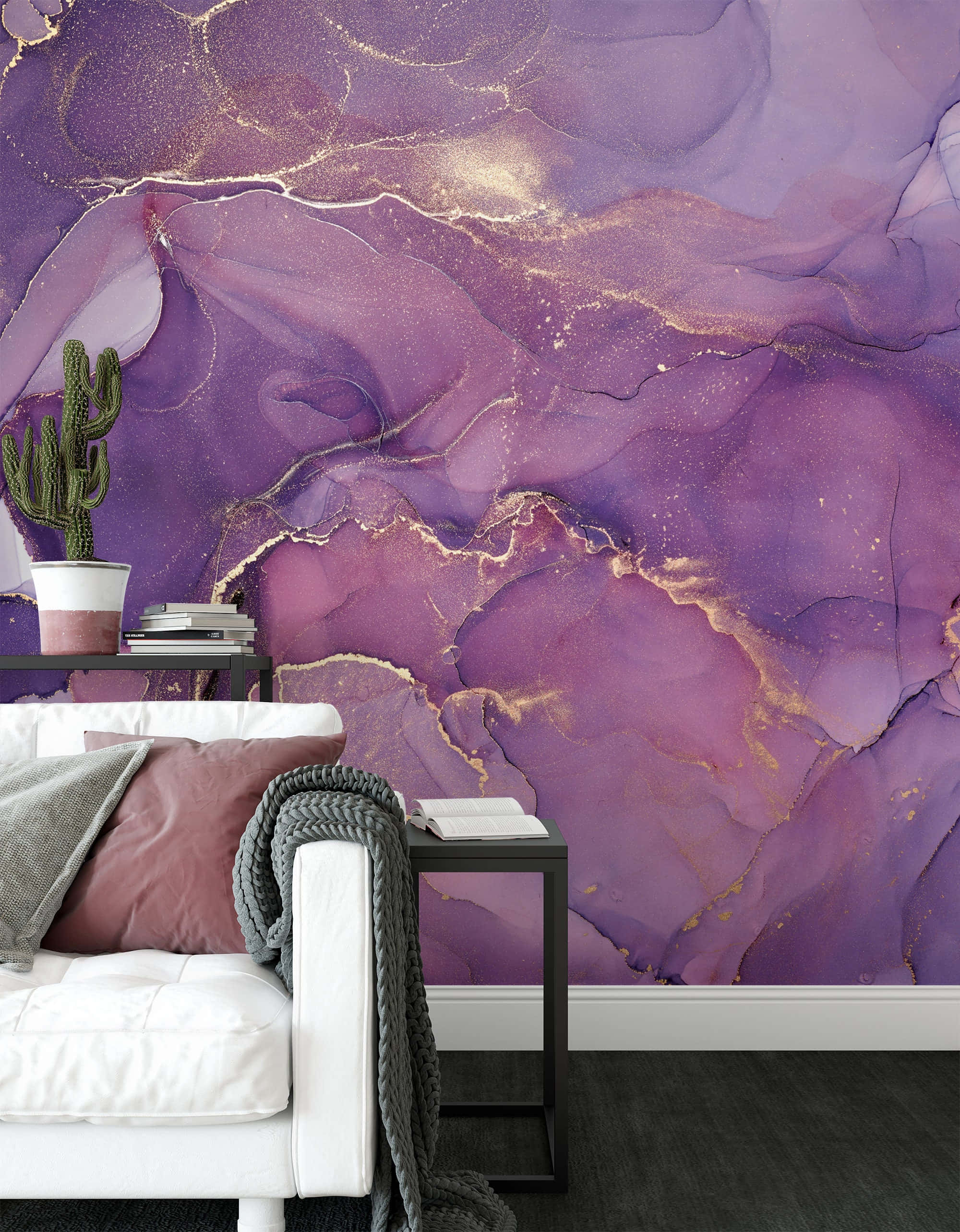 Purple Marble 桌布 壁紙 — 現代客廳採用充滿活力的紫色和金色大理石紋壁紙，搭配白色沙發、灰色針織毯子和盆栽仙人掌。