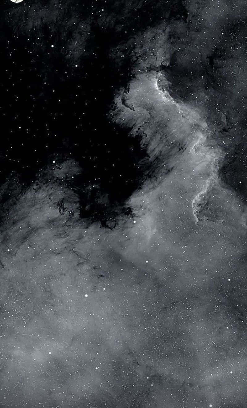 壁紙 — 一個單色宇宙場景，有旋轉的星雲和散落的星星，背景是深邃的黑色虛空。
