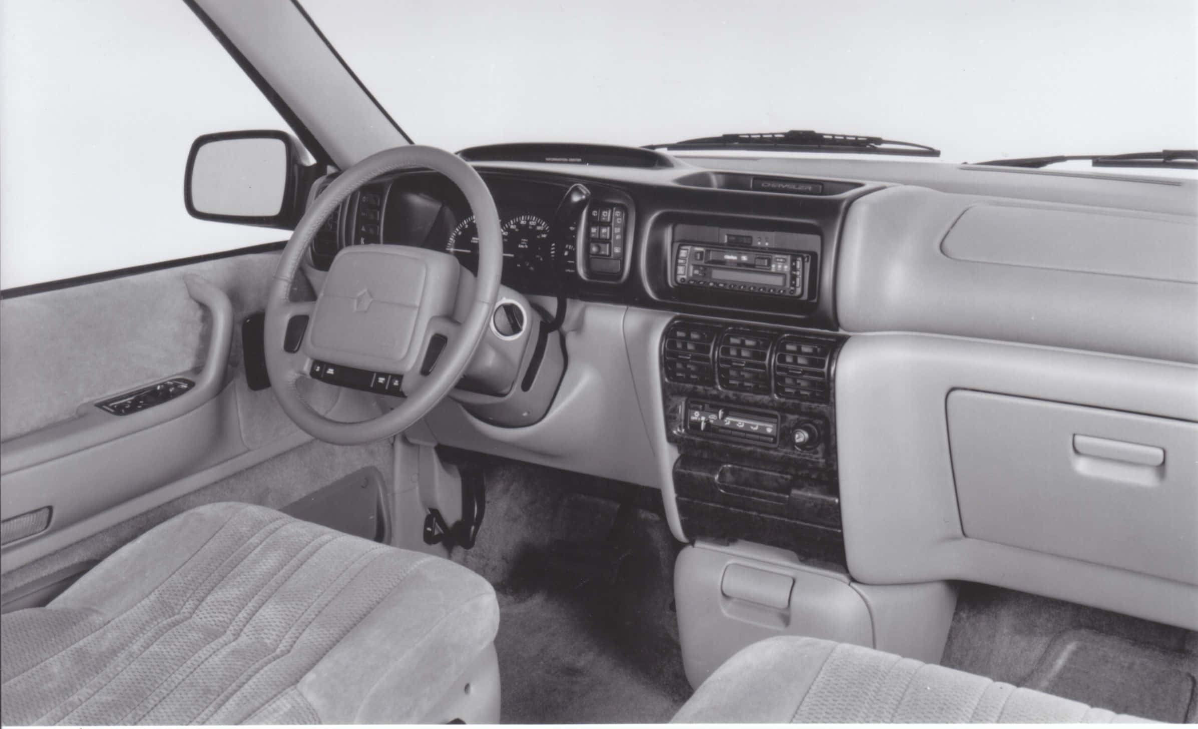 Chrysler Voyager 桌布 壁紙 — 復古SUV的單色內飾照片，展示米色內裝和復古儀表板。