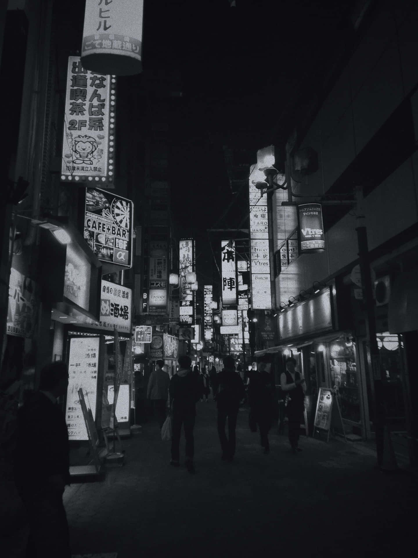 夜晚東京小巷，發光招牌與行人。 — 日本黑白 壁紙