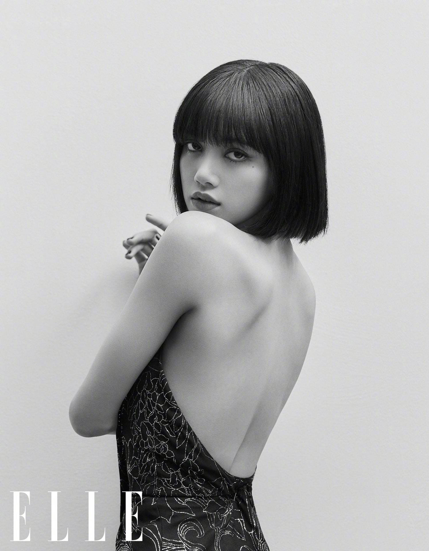 留著鮑伯頭的女士穿著圖案洋裝為ELLE雜誌擺姿勢。 — Blackpink 壁紙