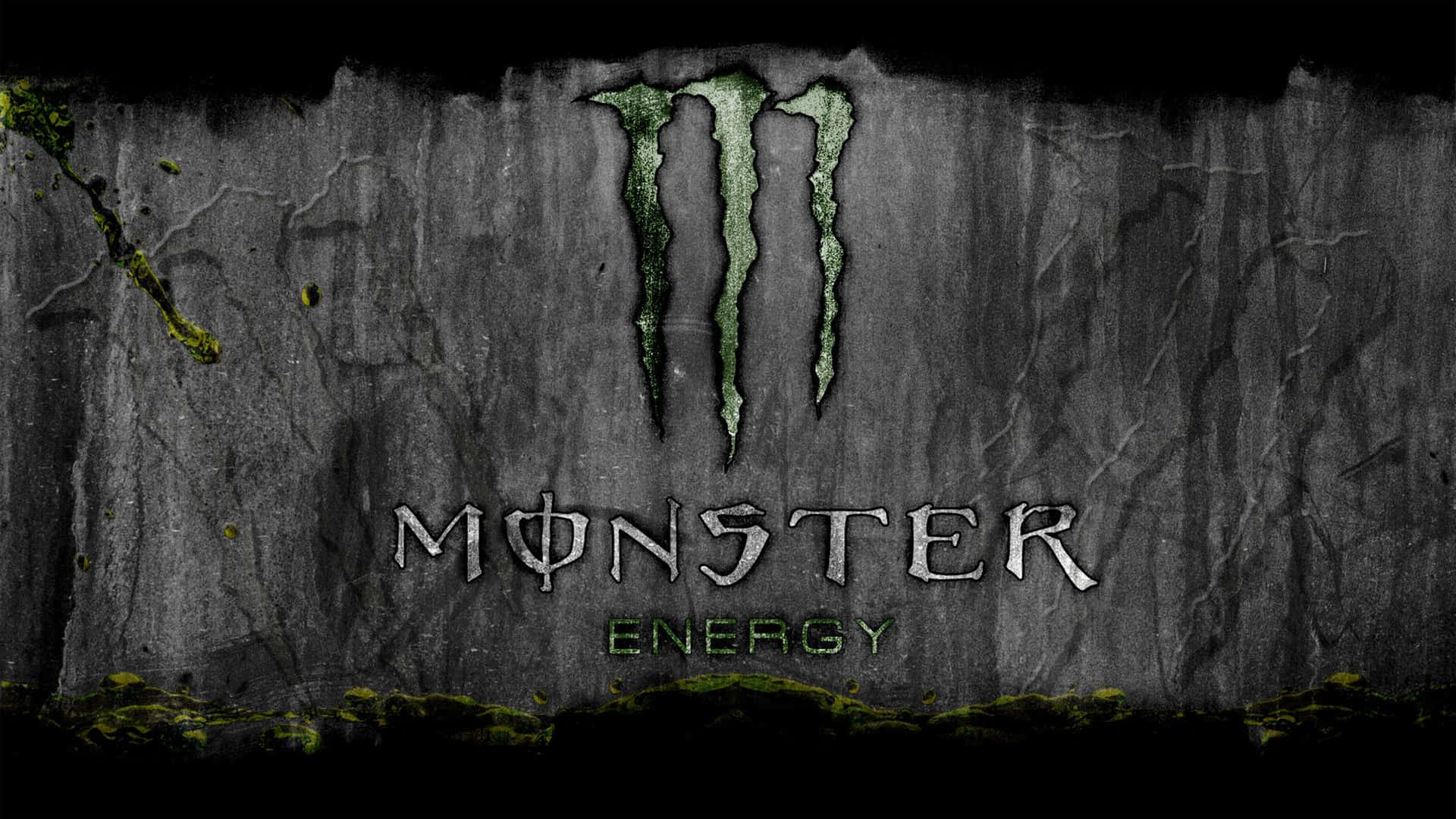 Monster Energy 標誌在紋理石頭上，帶有綠色苔蘚 — 食物動圖 壁紙