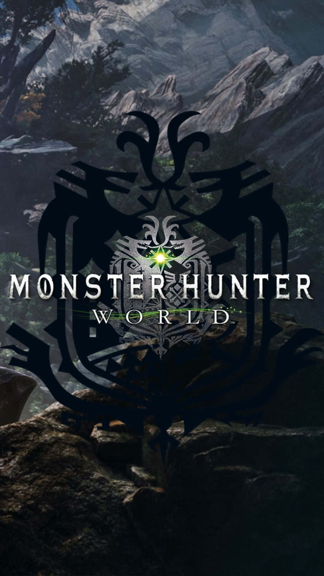 Android Monster Hunter World 桌布 壁紙 — Monster Hunter World 標誌在黑暗的山地背景下，以岩石地形和霧氣樹木襯托，發出綠色光芒的眼睛。