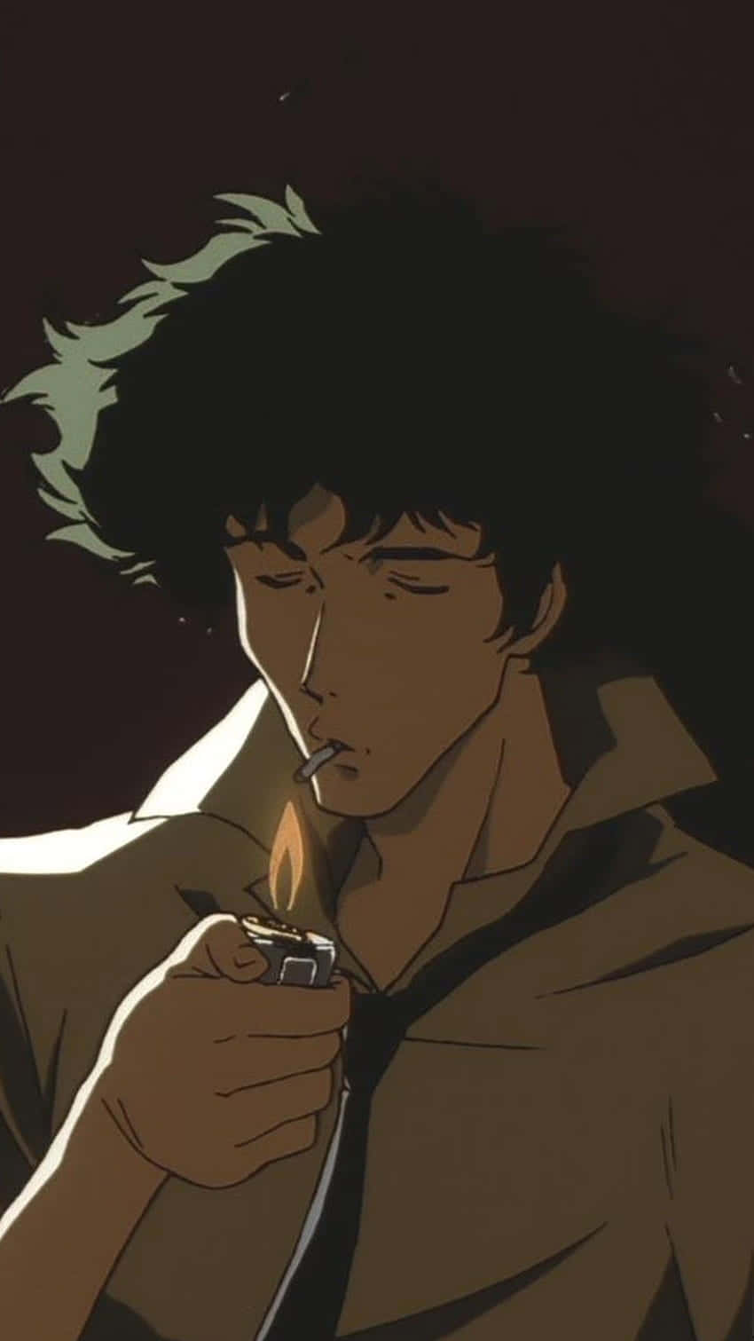  壁紙 — 一個情緒化的動漫角色，頭髮狂野，在黑暗背景中戲劇性的燈光下點燃香煙。
