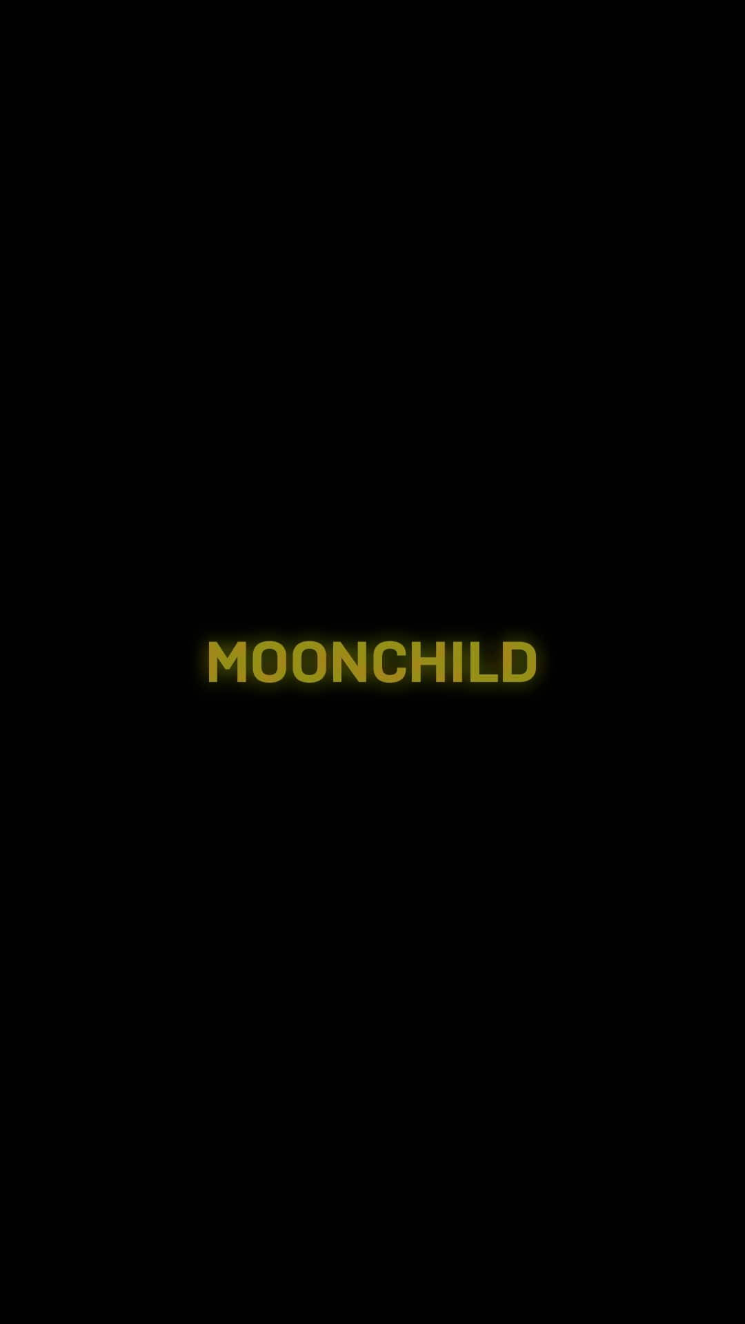 Bts Aesthetic 桌布 壁紙 — 「moonchild」一詞在純黑色背景上以粗體黃色發光。