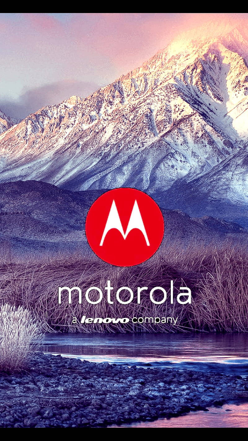 摩托羅拉 桌布 壁紙 — Motorola 標誌在白雪皚皚的山脈背景、平靜的河流和紫色暮色中發出紅光。