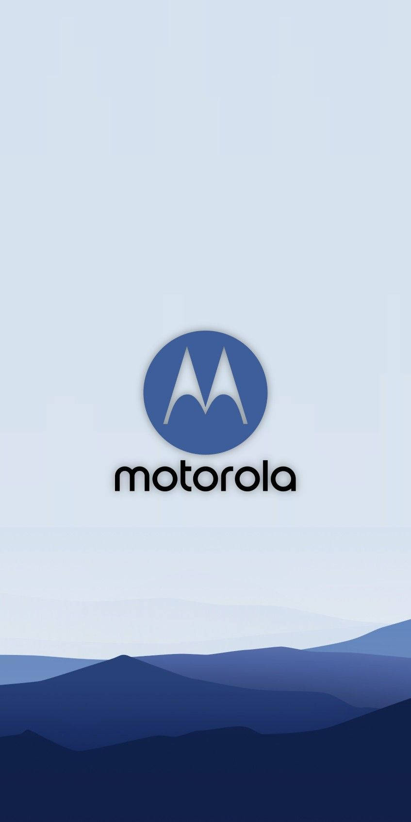 摩托羅拉 桌布 壁紙 — Motorola 標誌居中於淡色天空下風格化的藍色山脈之上。