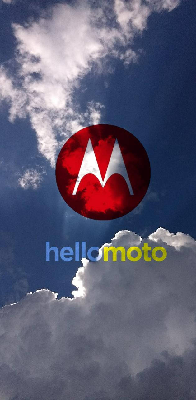摩托羅拉 桌布 壁紙 — Motorola 標誌漂浮在戲劇性的藍天中，有蓬鬆的白雲和穿透而過的陽光。