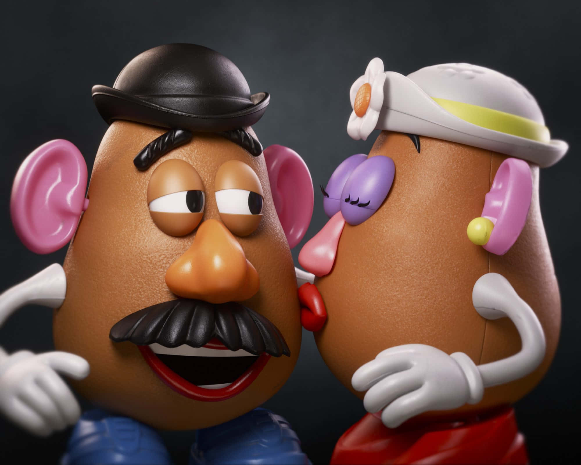 Mr Potato Head 桌布 壁紙 — Mr and Mrs Potato Head 在戲劇性燈光的攝影棚照片中分享了一個俏皮的吻。