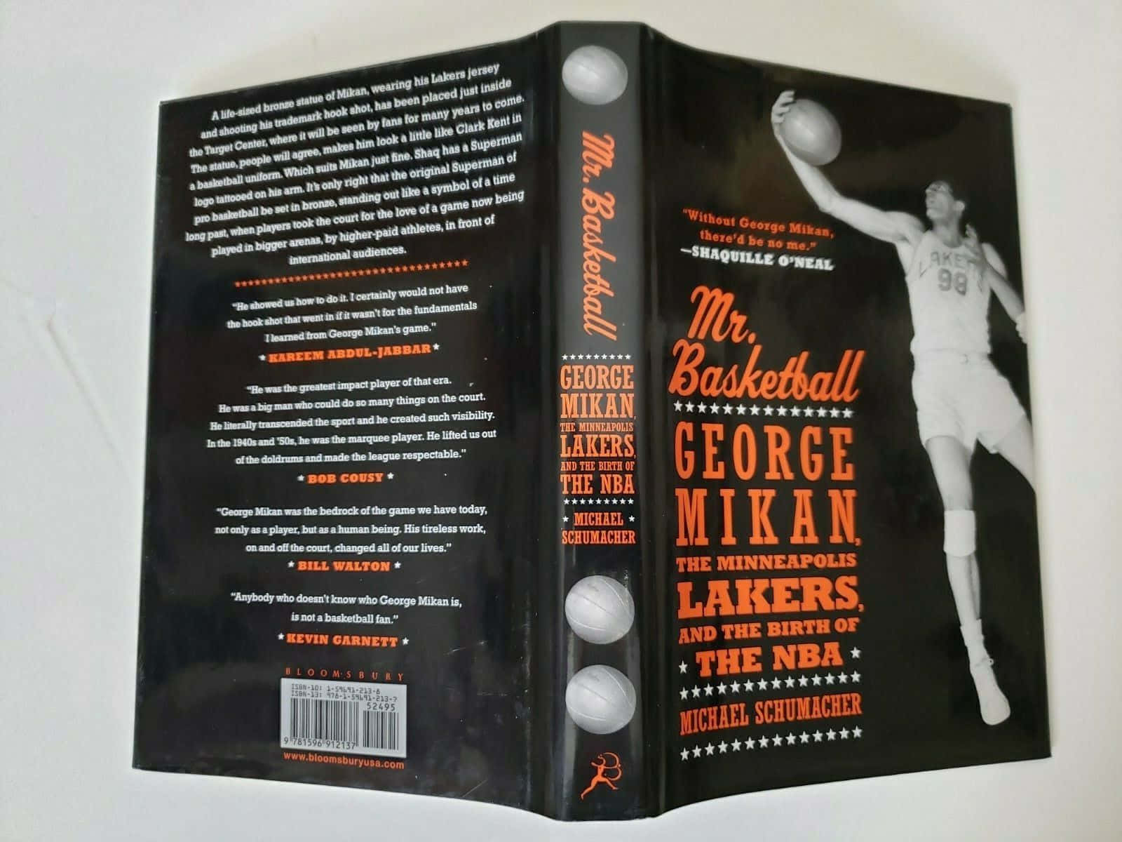 書籍封面展示喬治·麥肯的動作姿勢，黑色背景上有橙色文字。 — Michael B Jordan 壁紙