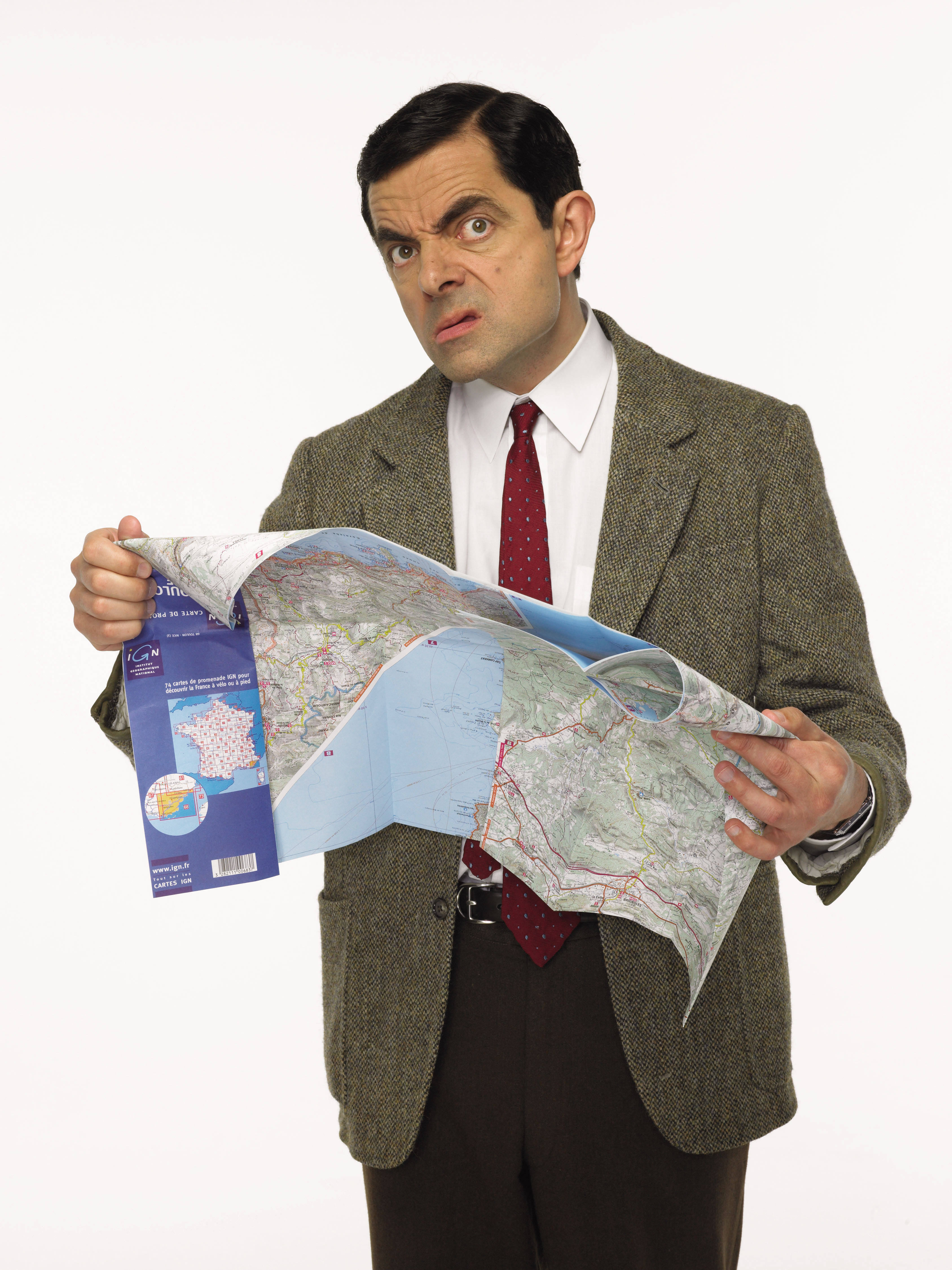 Mr Bean 拿著一張皺巴巴的法國地圖，表情困惑。 — 4K 壁紙