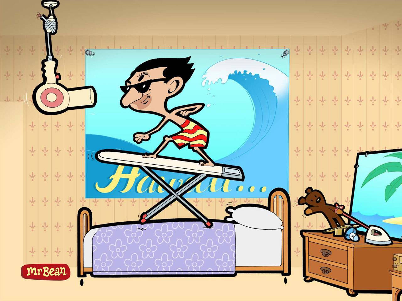 Funny Cartoon 桌布 壁紙 — Mr Bean 卡通角色在一間帶有熱帶壁紙和掛著吹風機的奇思妙想臥室中的床上衝浪。