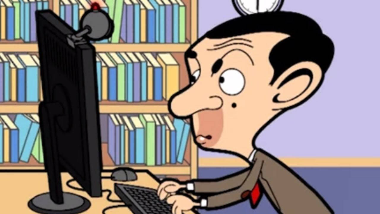 Funny Cartoon 桌布 壁紙 — Mr Bean 卡通角色在圖書館環境中，頭上頂著時鐘，專注地打字。