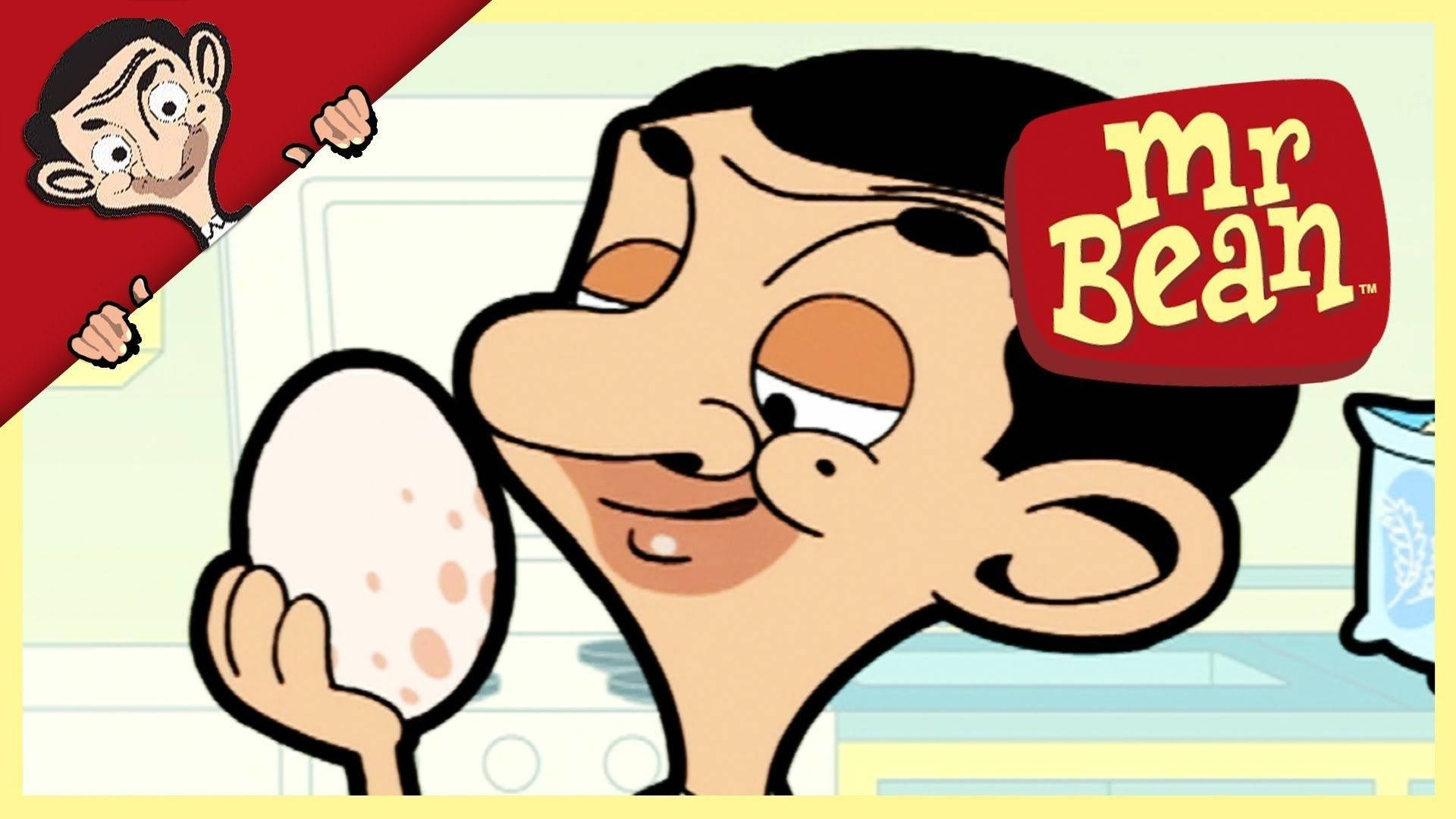 Funny Cartoon 桌布 壁紙 — Mr Bean 卡通角色在廚房環境中拿著雞蛋，露出頑皮的笑容。