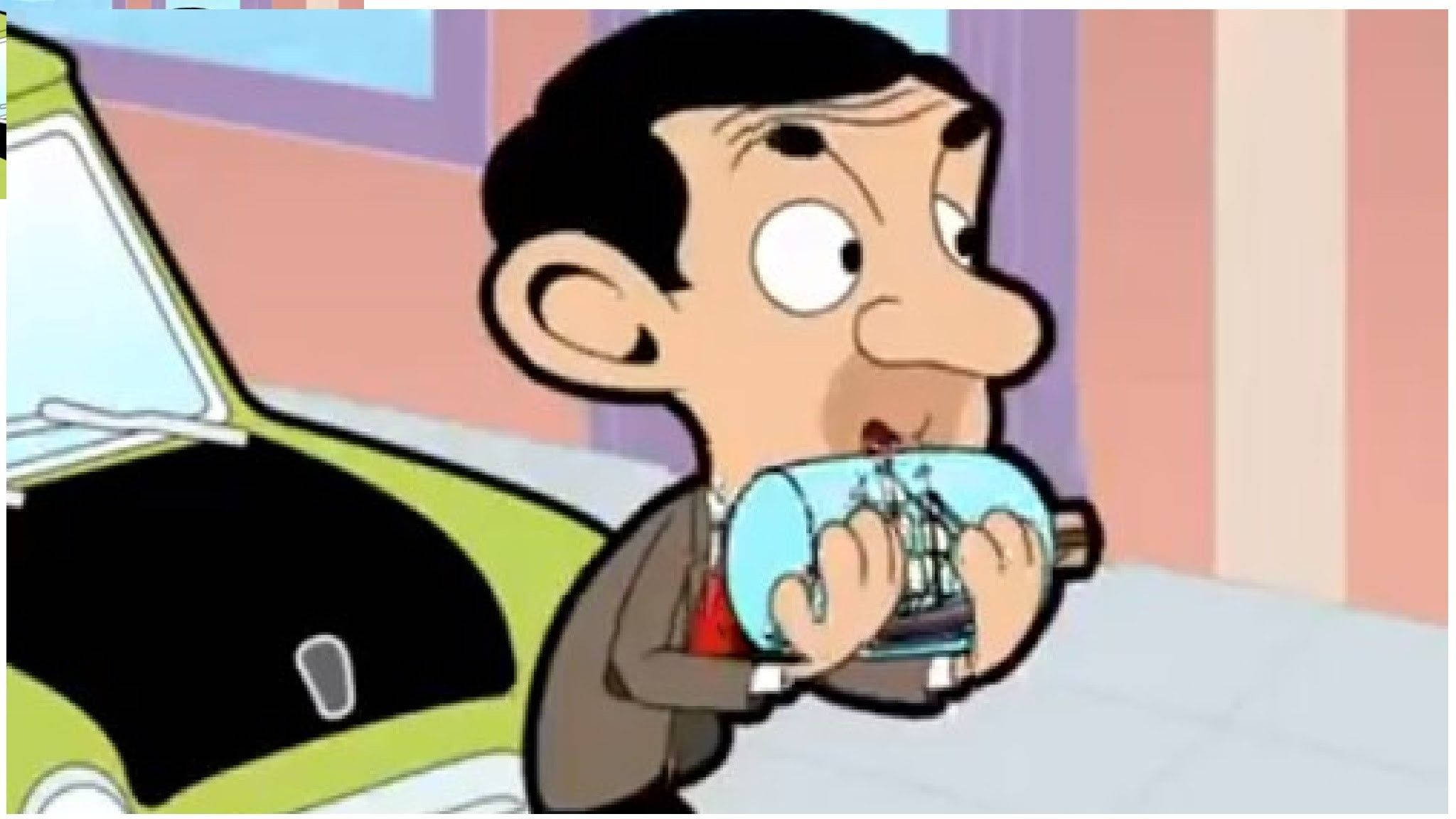 Cartoon 桌布 壁紙 — Mr Bean 卡通角色手持一個內有船隻的瓶子，站在一輛綠色汽車旁邊。