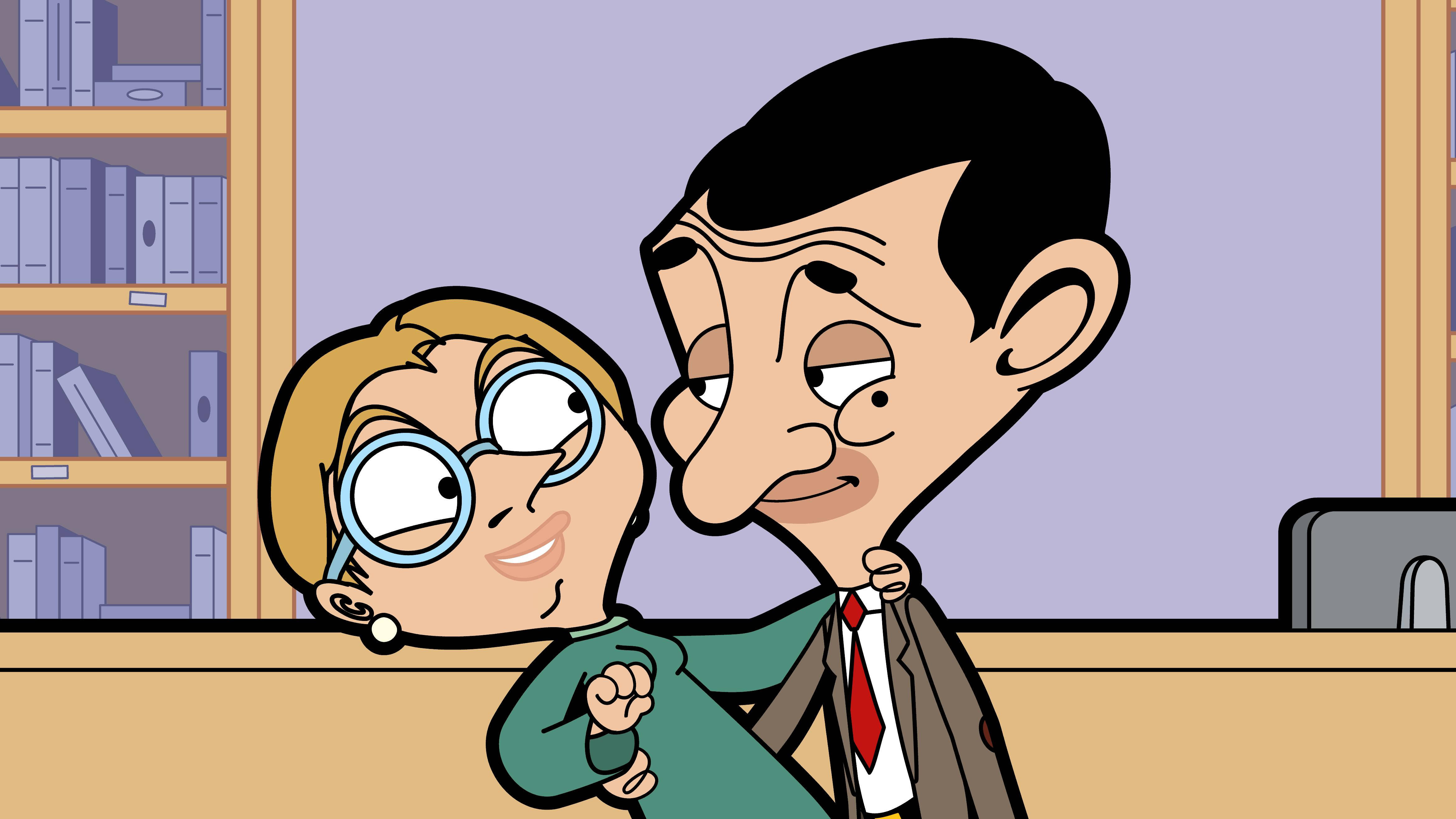 4K 桌布 壁紙 — Mr Bean 和一個戴眼鏡的女人在後面有書架的辦公室裡分享一個有趣的時刻。