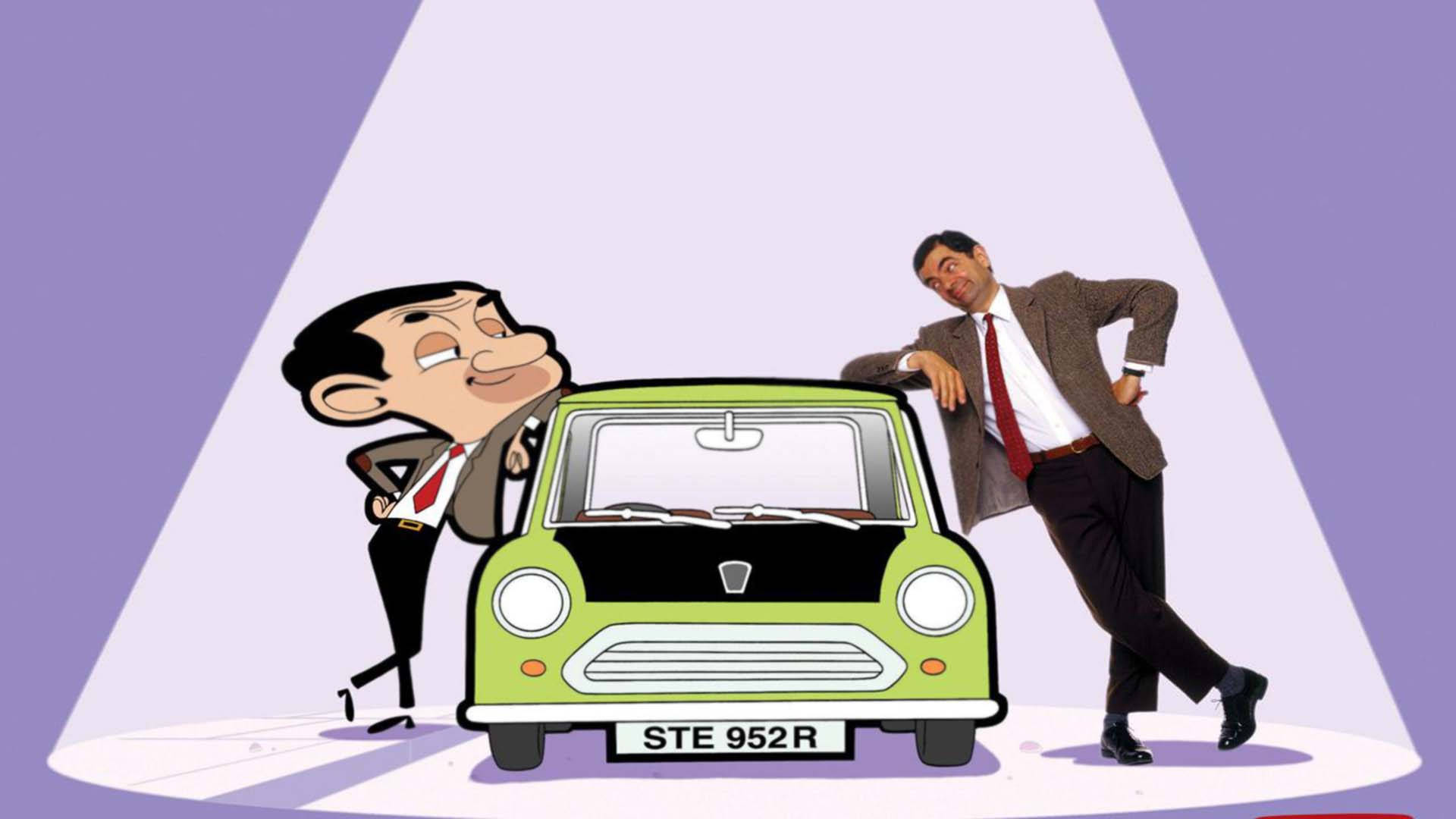 豆豆先生 桌布 壁紙 — Mr Bean 和一個真人男子在紫色背景的聚光燈下，幽默地站在綠色 Mini Cooper 旁邊擺姿勢。
