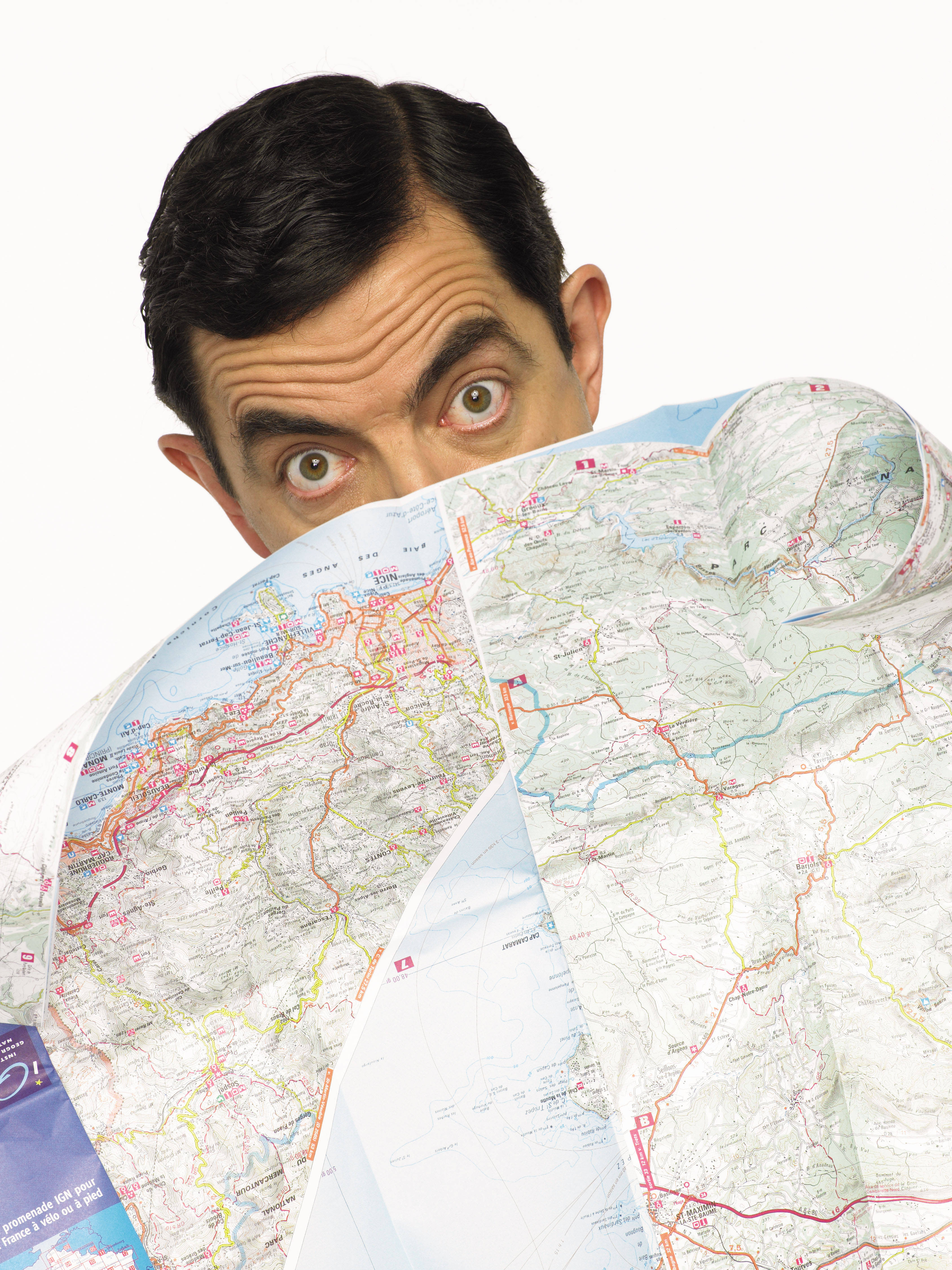 Mr Bean 在一張皺巴巴的道路地圖上方睜大眼睛偷看。 — 4K 壁紙