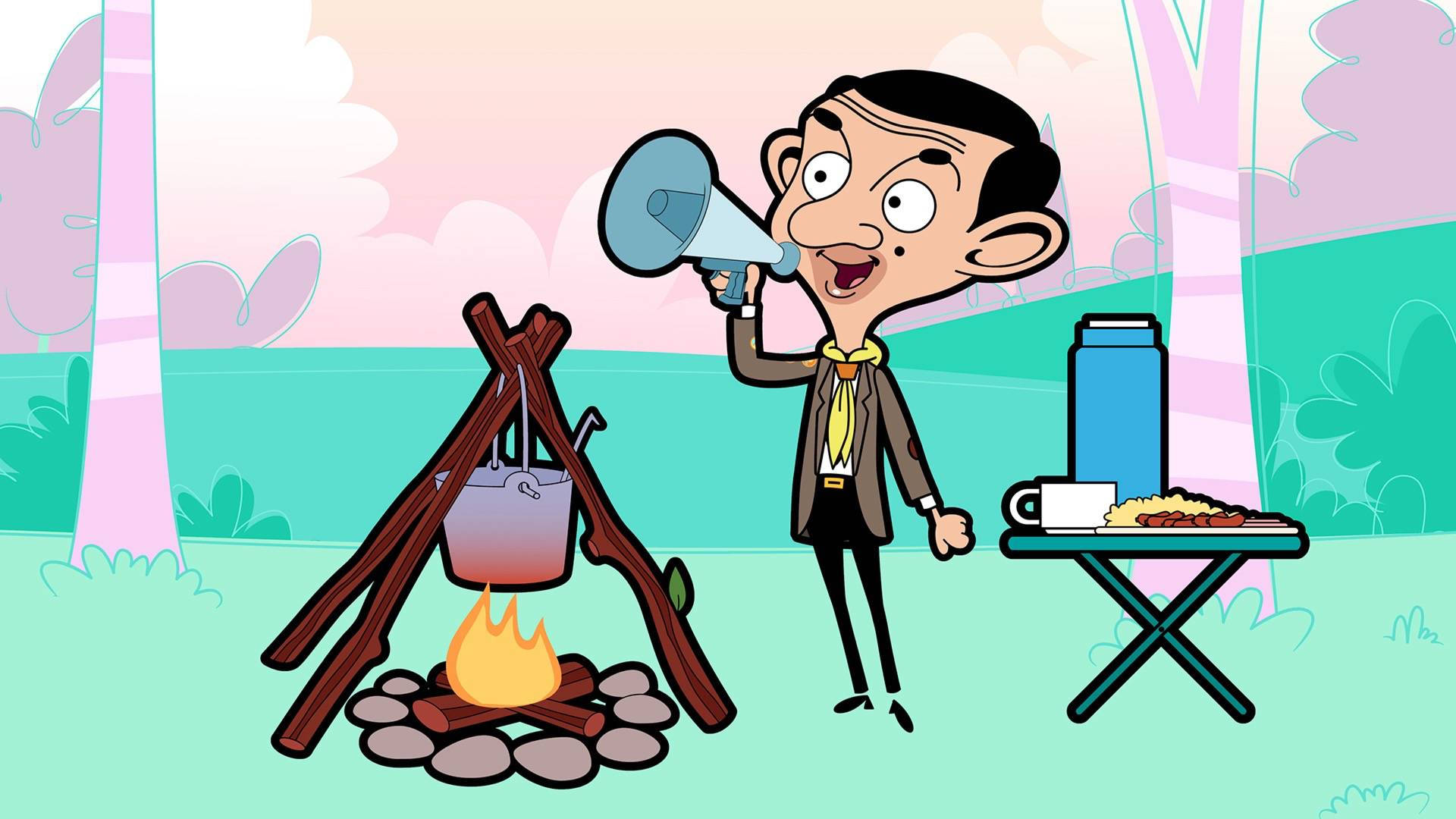 Funny Cartoon 桌布 壁紙 — Mr Bean 在卡通森林中，在一個掛著鍋子和有食物的桌子旁的營火邊，開心地對著擴音器大喊。