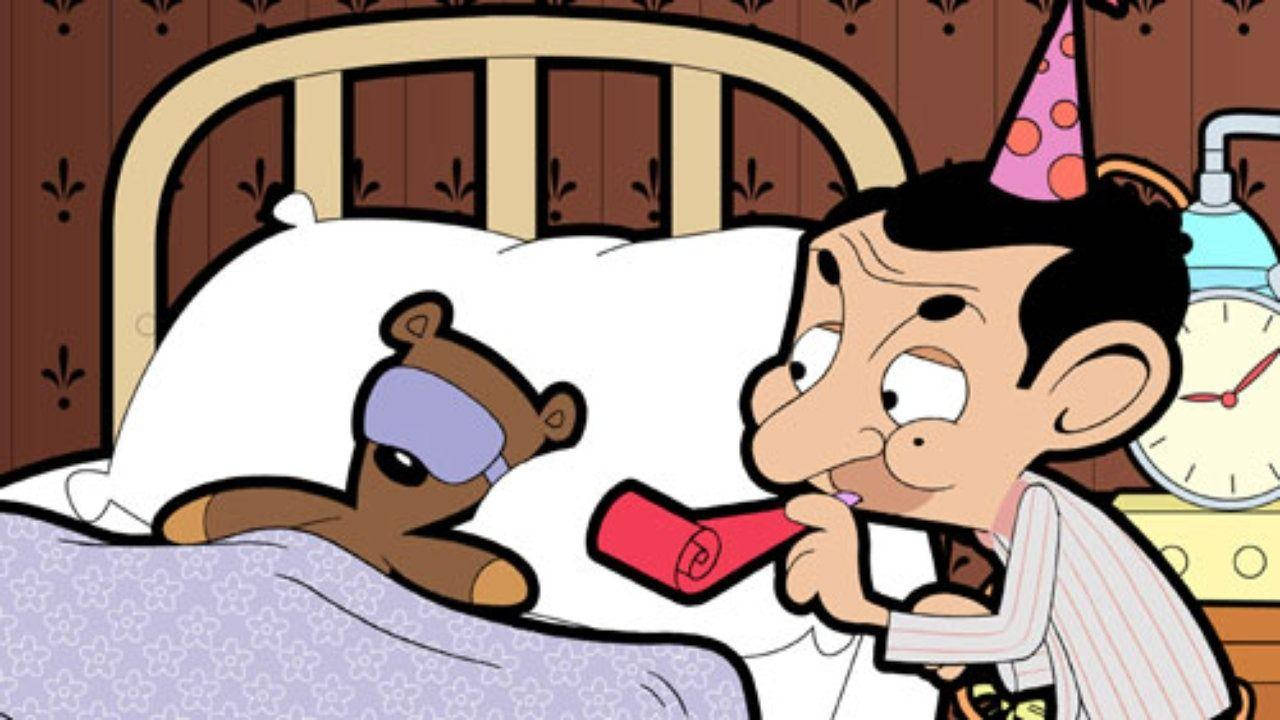 Funny Cartoon 桌布 壁紙 — Mr. Bean 在床上戴著派對帽吹紅色派對喇叭，旁邊有一隻戴著睡眠眼罩的泰迪熊。