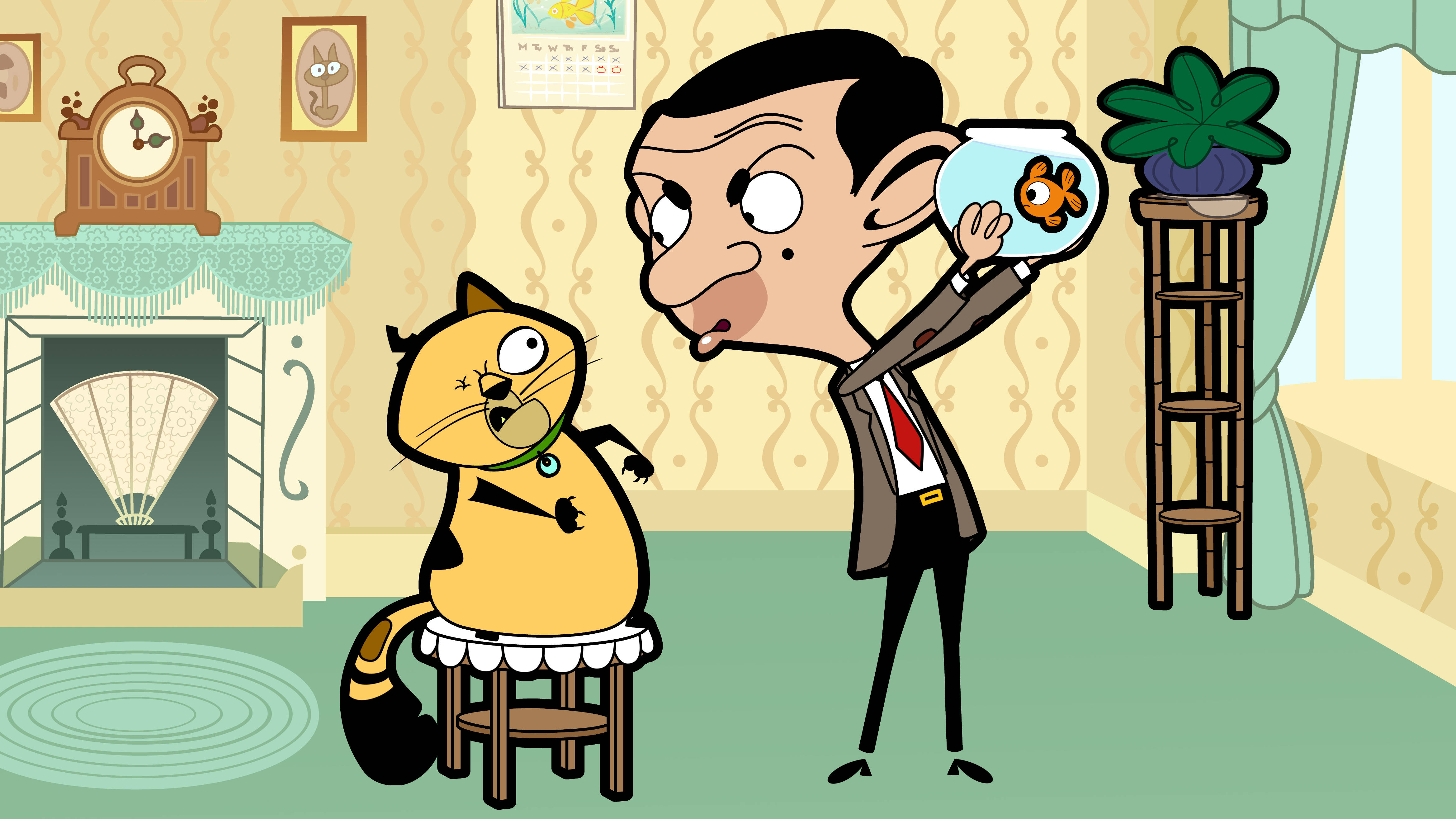 Mr Bean 在客廳中將一個魚缸舉在一隻驚訝的貓上方。 — 4K 壁紙