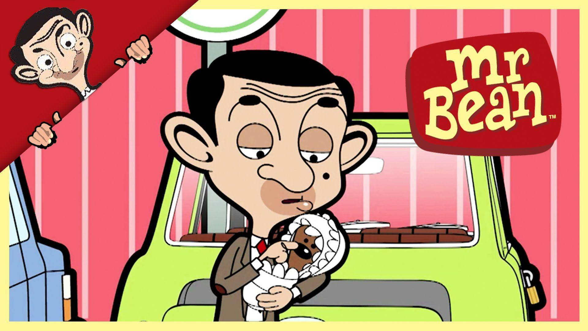 Cartoon 桌布 壁紙 — Mr Bean 在綠色車內抱著一個嬰兒娃娃，而他自己的卡通版本從紅色角落偷看。
