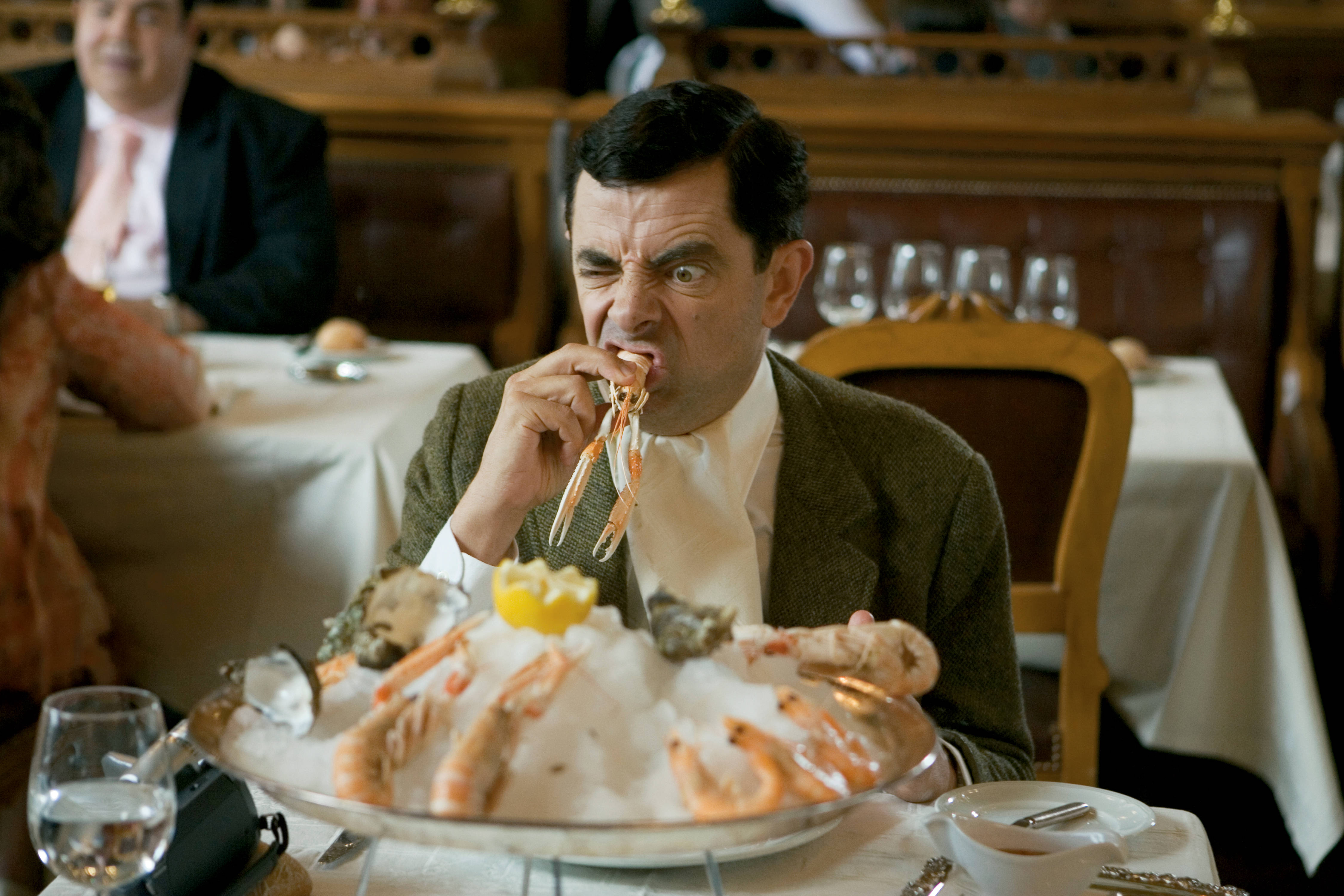 4K 桌布 壁紙 — Mr Bean 在高級餐廳桌上吃大龍蝦時做鬼臉。