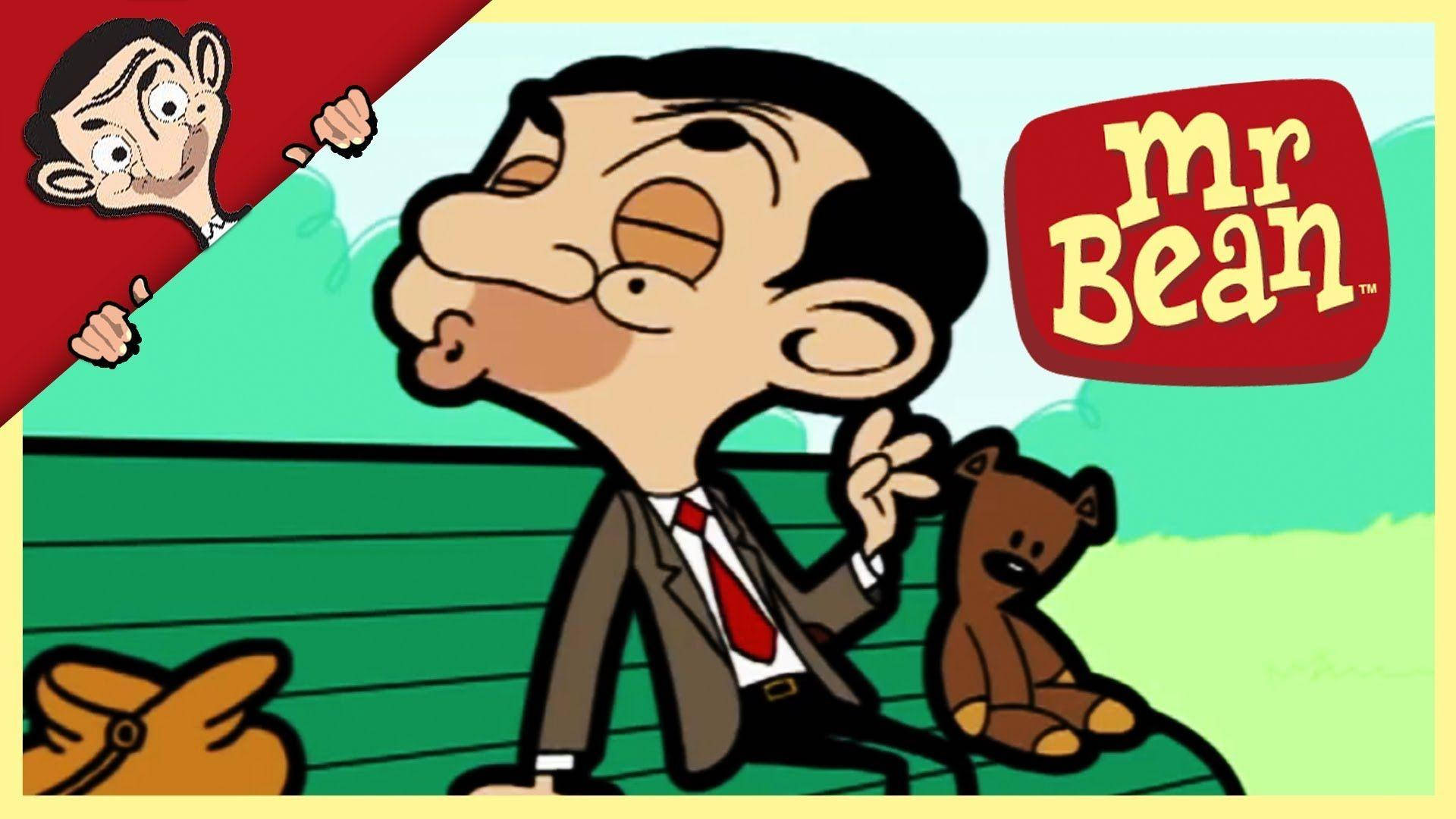 Funny Cartoon 桌布 壁紙 — Mr. Bean 坐在長椅上抱著一隻泰迪熊，一個頑皮的臉從紅色三角形後面探出來。