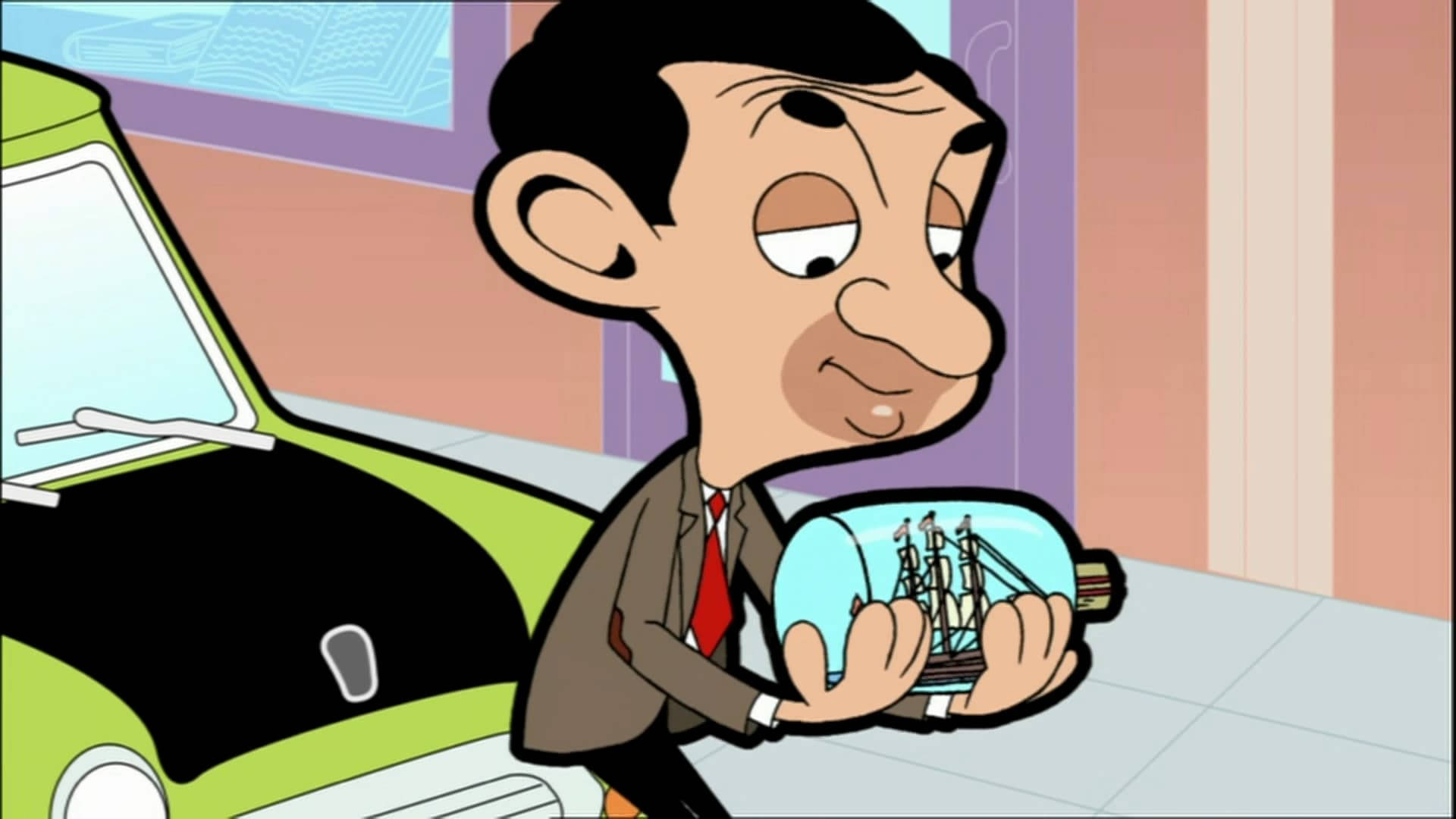 豆豆先生 桌布 壁紙 — Mr Bean 手持一個內有微型船隻的瓶子，站在一輛綠色汽車旁邊的卡通場景。