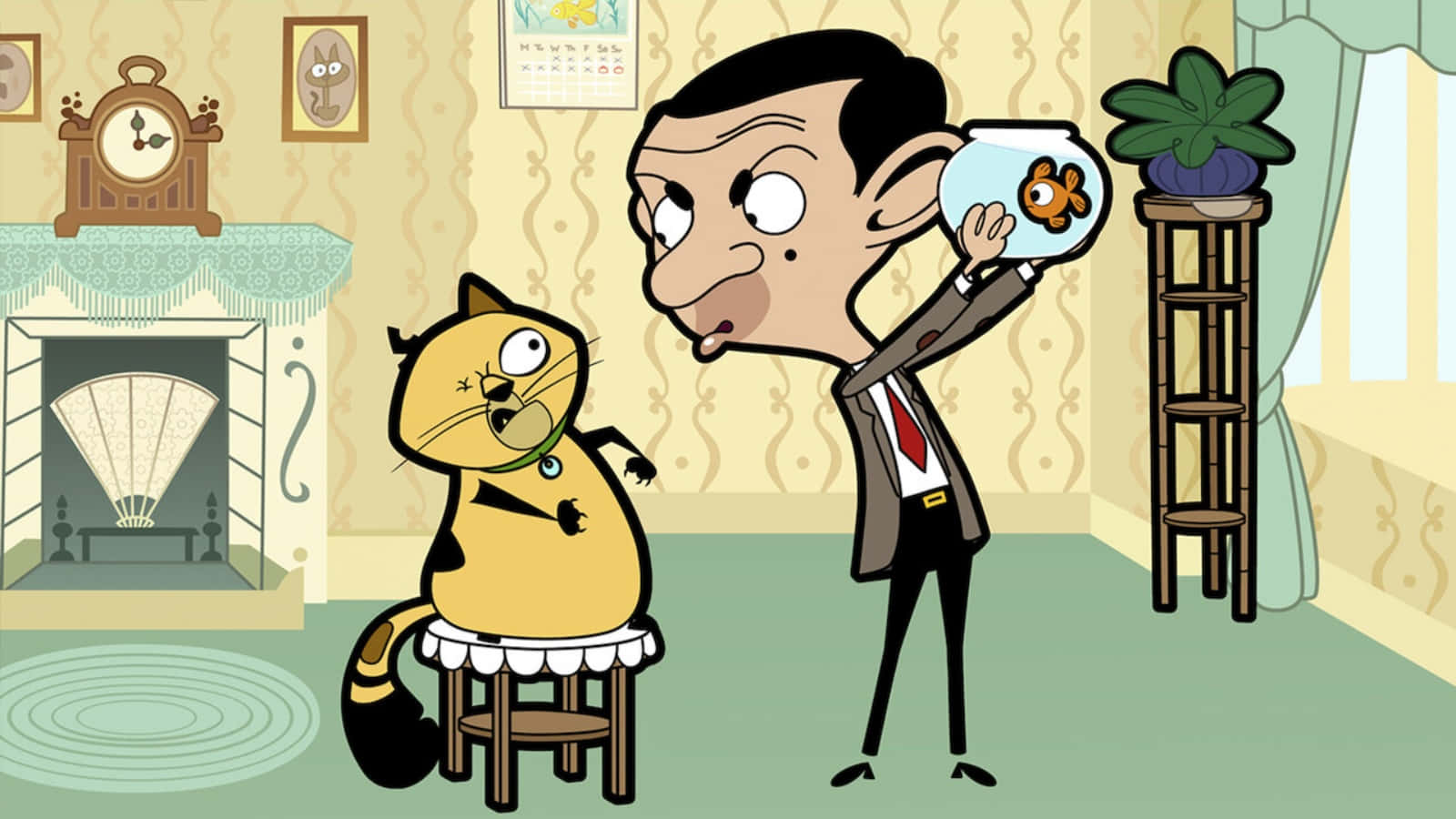 豆豆先生 桌布 壁紙 — Mr Bean 拿著一個裝有金魚的魚缸，而一隻驚訝的貓坐在溫暖照明的客廳的凳子上。