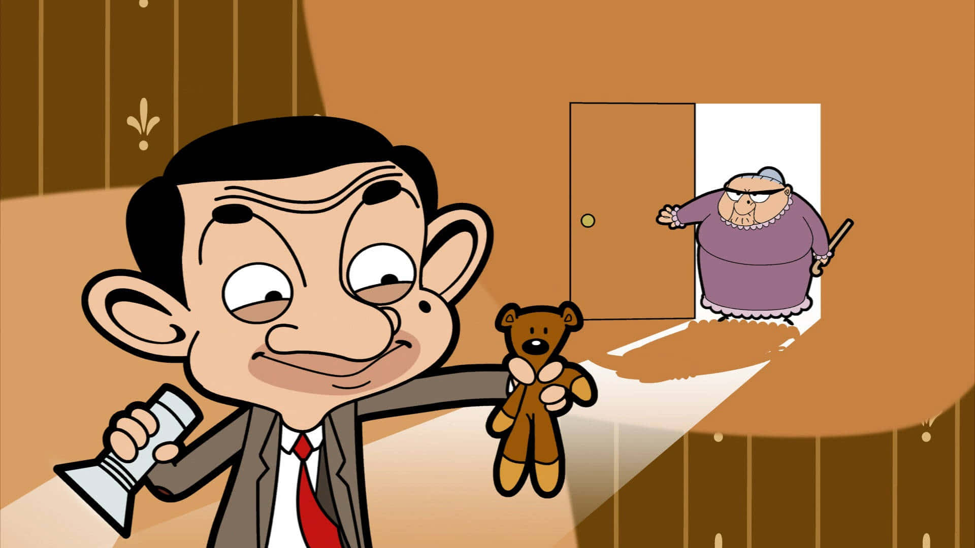 豆豆先生 桌布 壁紙 — Mr Bean 拿著一隻泰迪熊和手電筒，身後一個嚴肅的女人從門口出現。