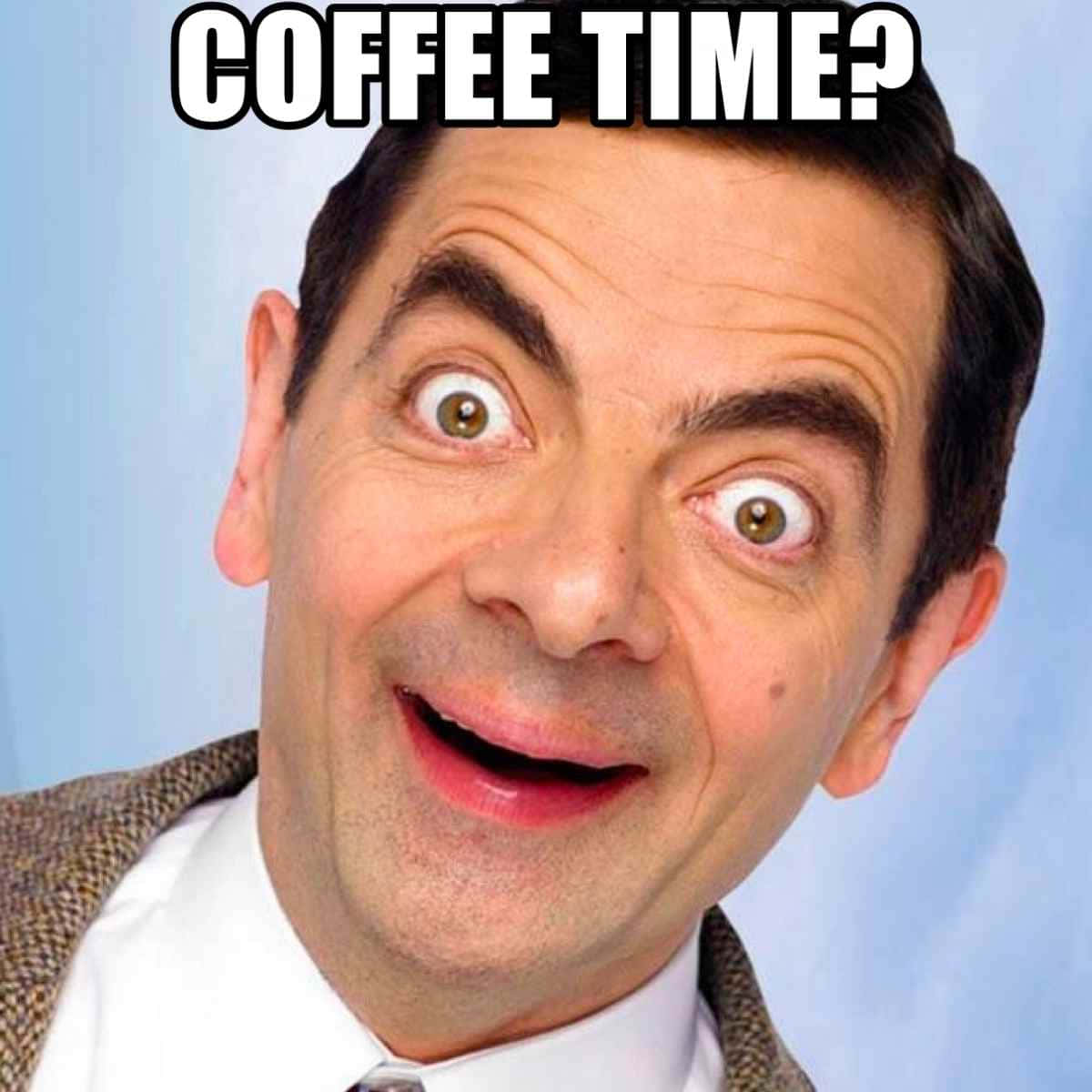 豆豆先生 桌布 壁紙 — Mr Bean 瞪大眼睛咧嘴笑問 'COFFEE TIME?' 在純藍色背景上。